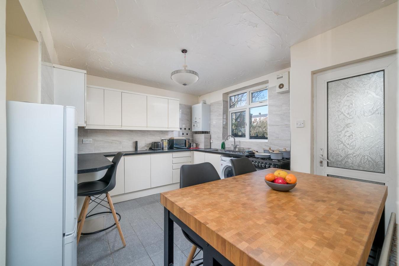 Ferienhaus Stylish 3 Bed With Gardens Fast Transport Links
