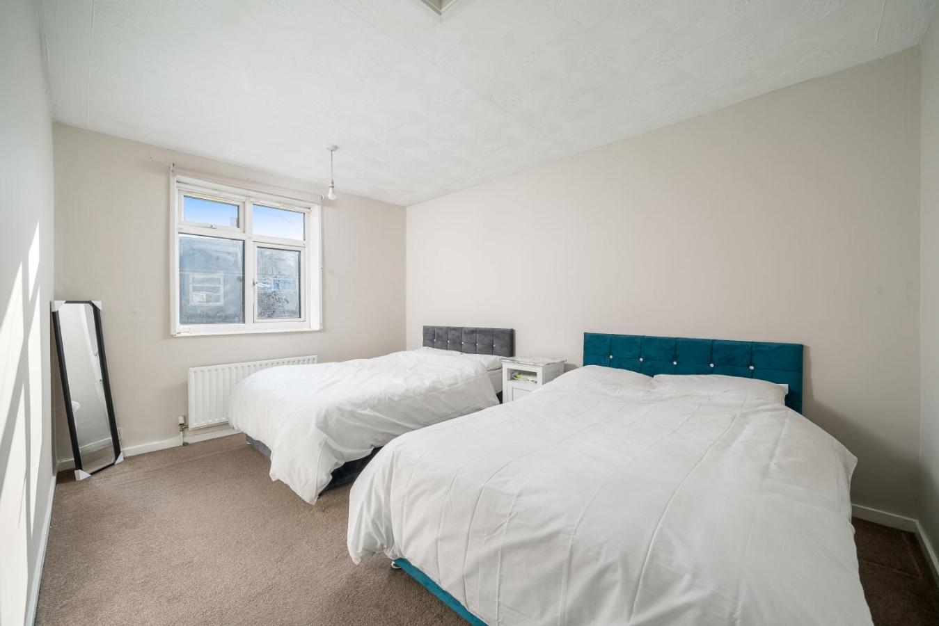 Stylish 3 Bed With Gardens Fast Transport Links Ferienhaus *
