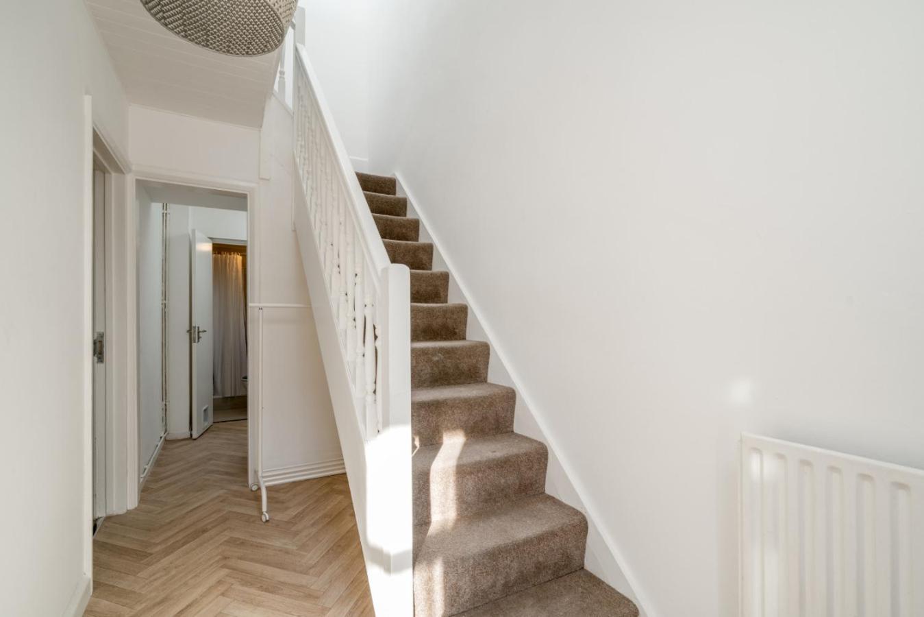 Stylish 3 Bed With Gardens Fast Transport Links Ferienhaus *