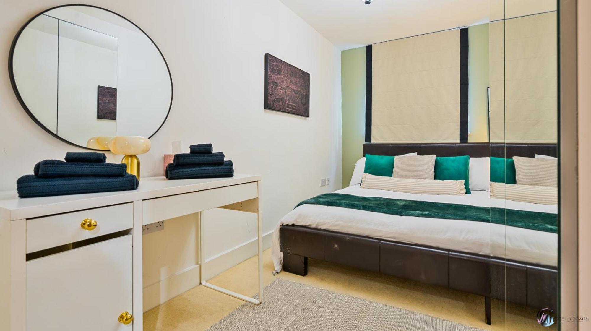 Canary Wharf Balcony & Waterfront 2-bed, 2-bath Apartment London