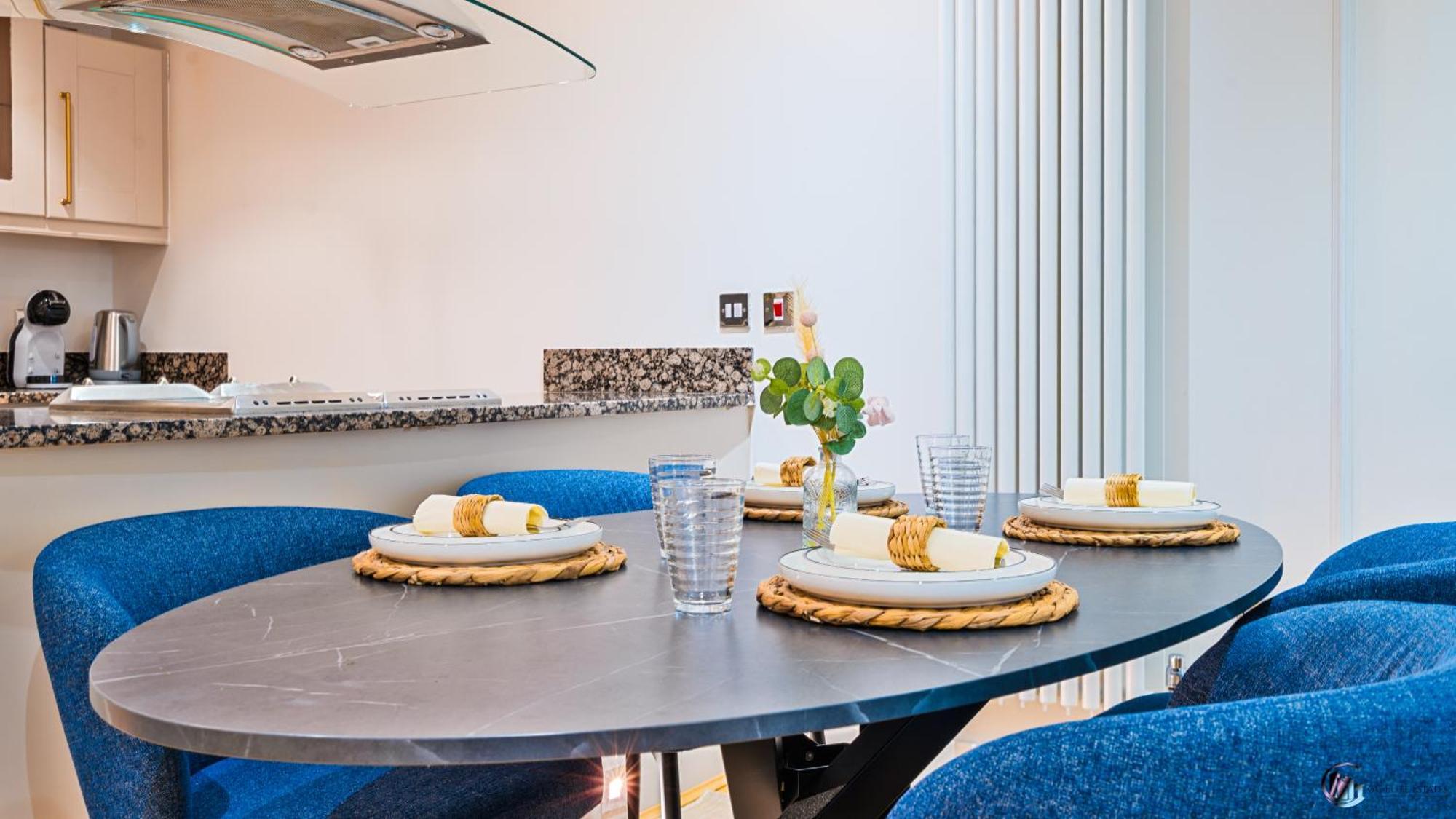 Canary Wharf Balcony & Waterfront 2-bed, 2-bath Apartment London