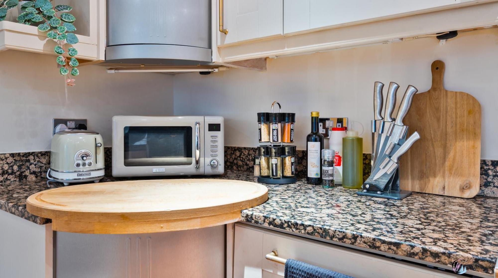Canary Wharf Balcony & Waterfront 2-bed, 2-bath Apartment *
