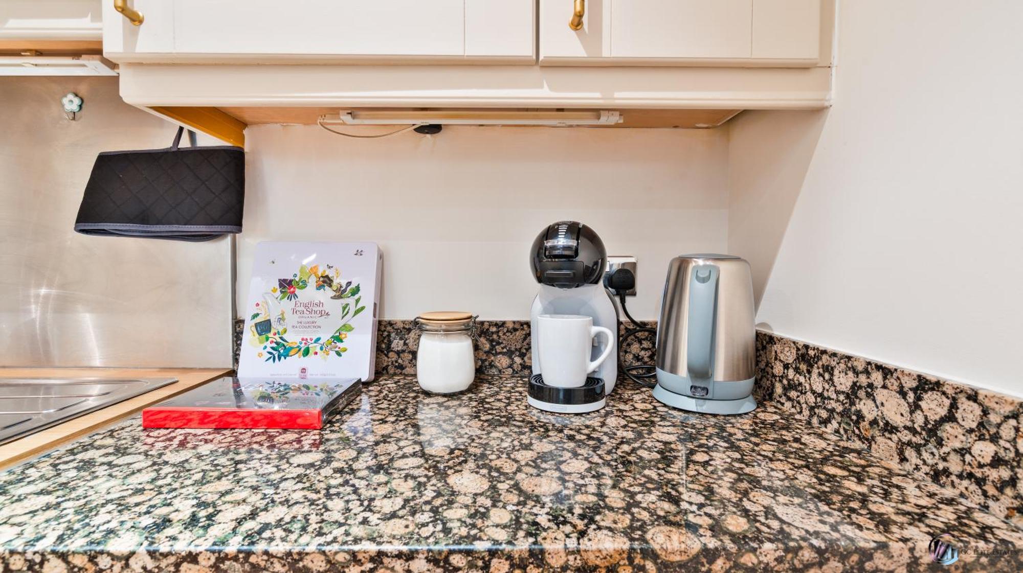 Canary Wharf Balcony & Waterfront 2-bed, 2-bath Apartment London