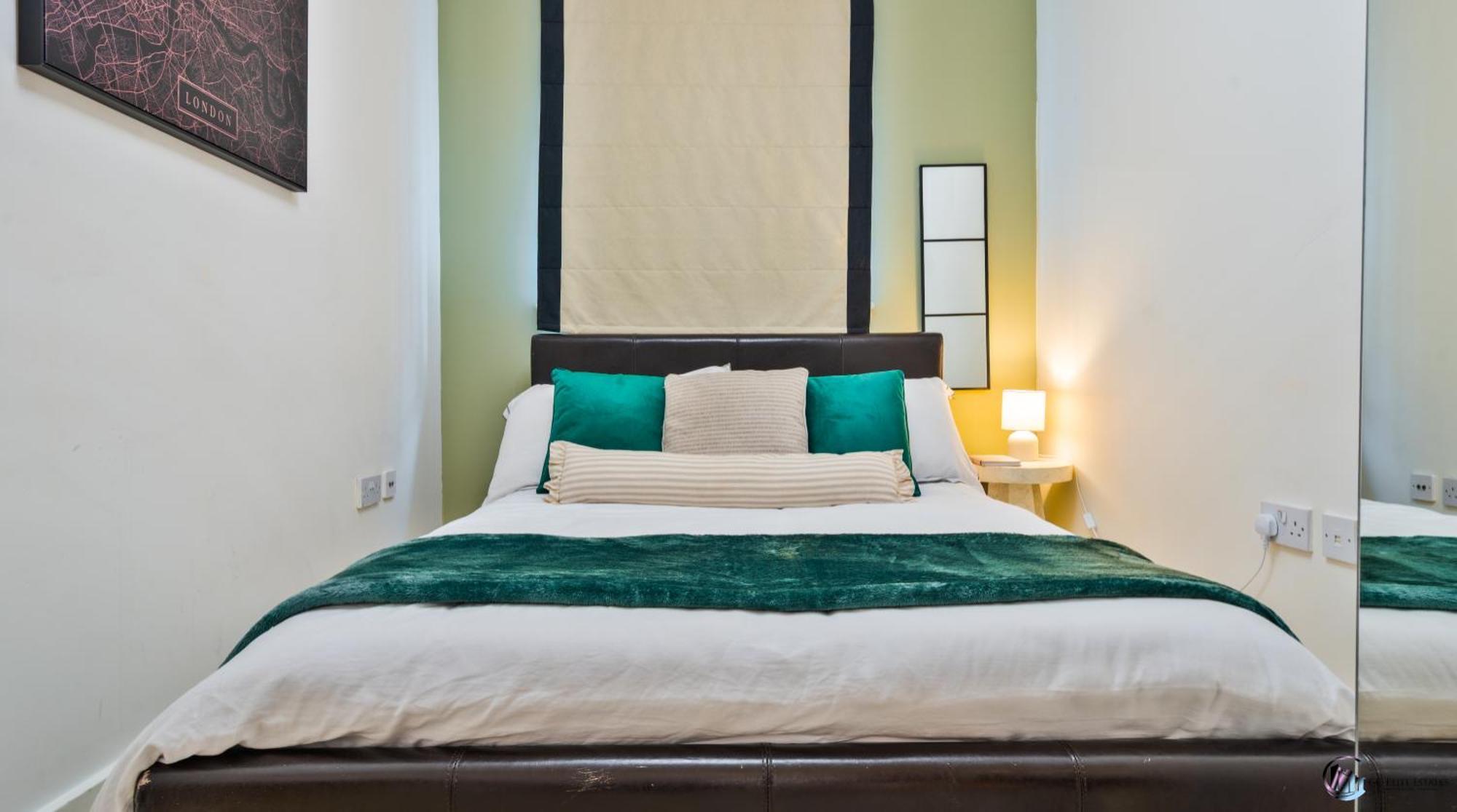 Canary Wharf Balcony & Waterfront 2-bed, 2-bath London