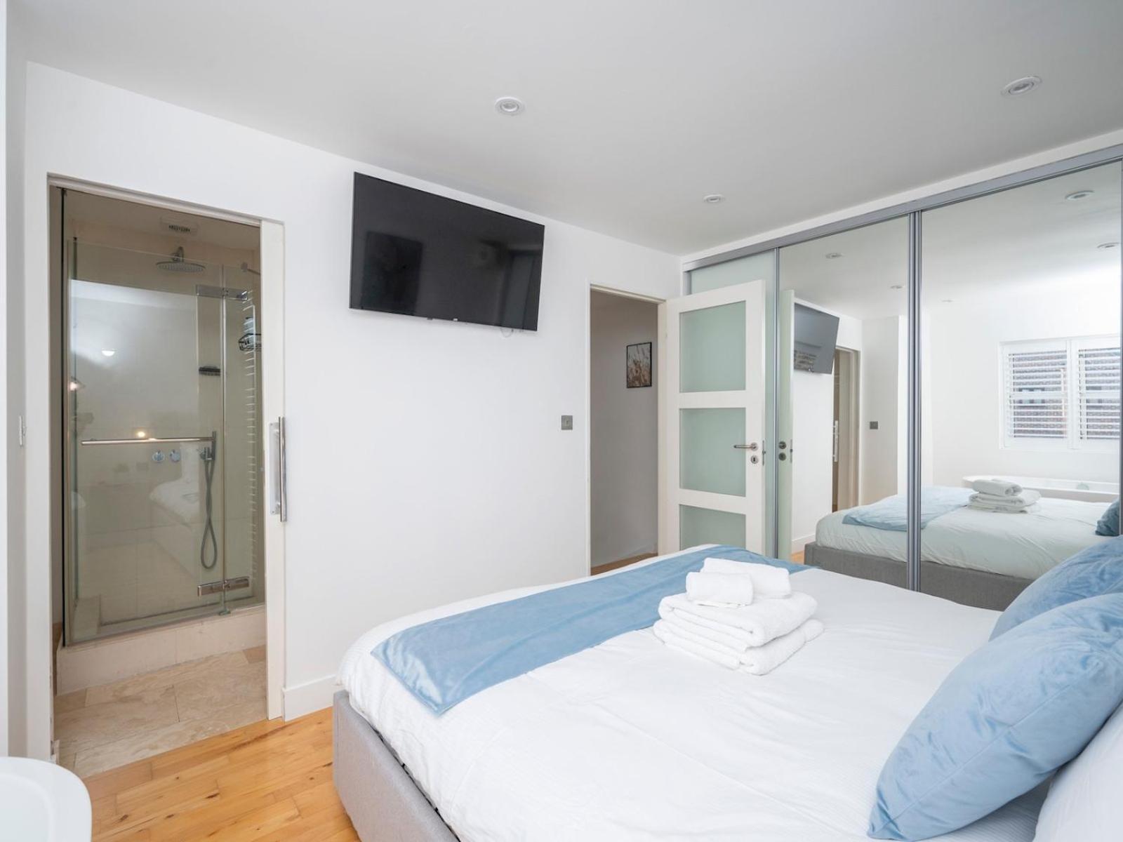 Pass The Keys Waterside House Wcentral Links And Parking Holiday home London
