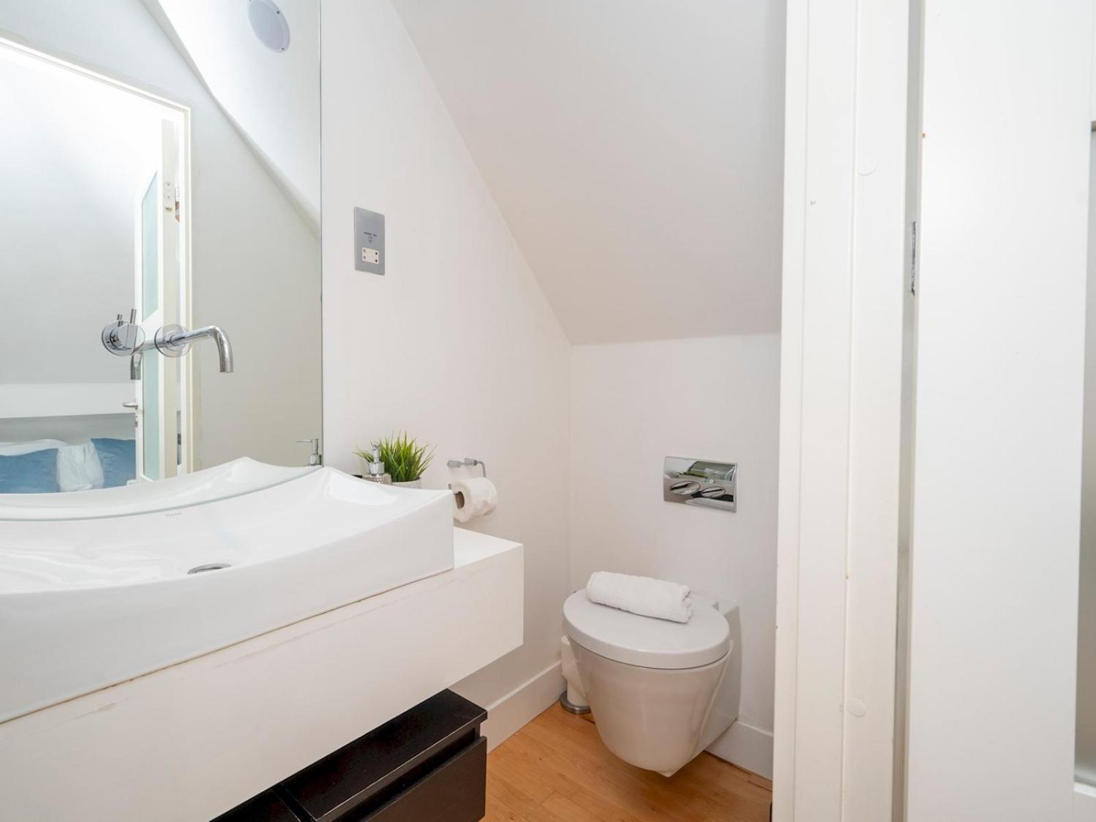 Pass The Keys Waterside House Wcentral Links And Parking Holiday home London