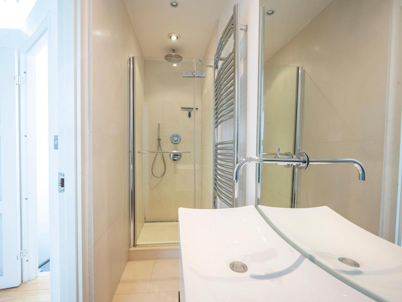 Pass The Keys Waterside House Wcentral Links And Parking Holiday home London