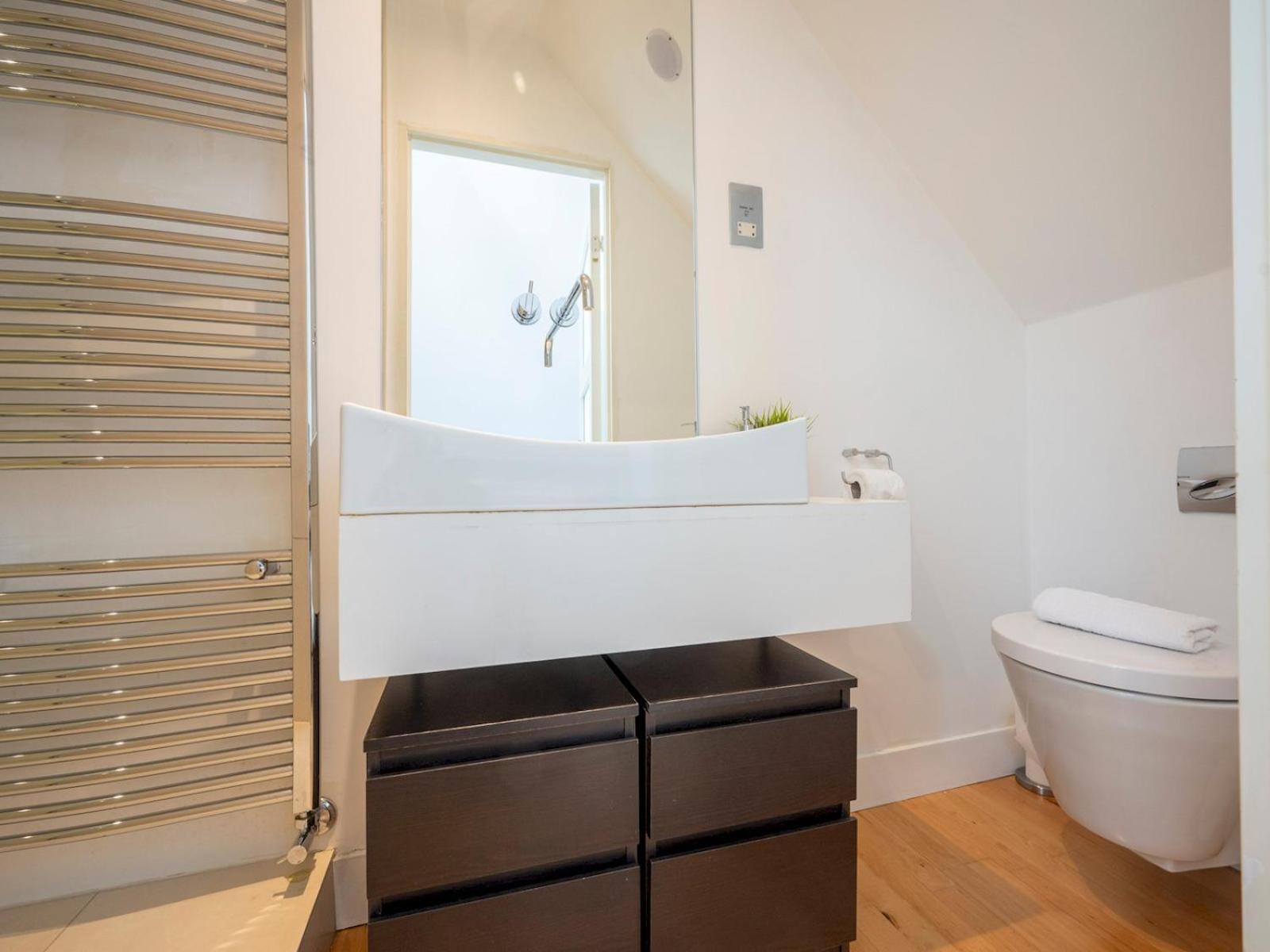 Holiday home Pass The Keys Waterside House Wcentral Links And Parking London