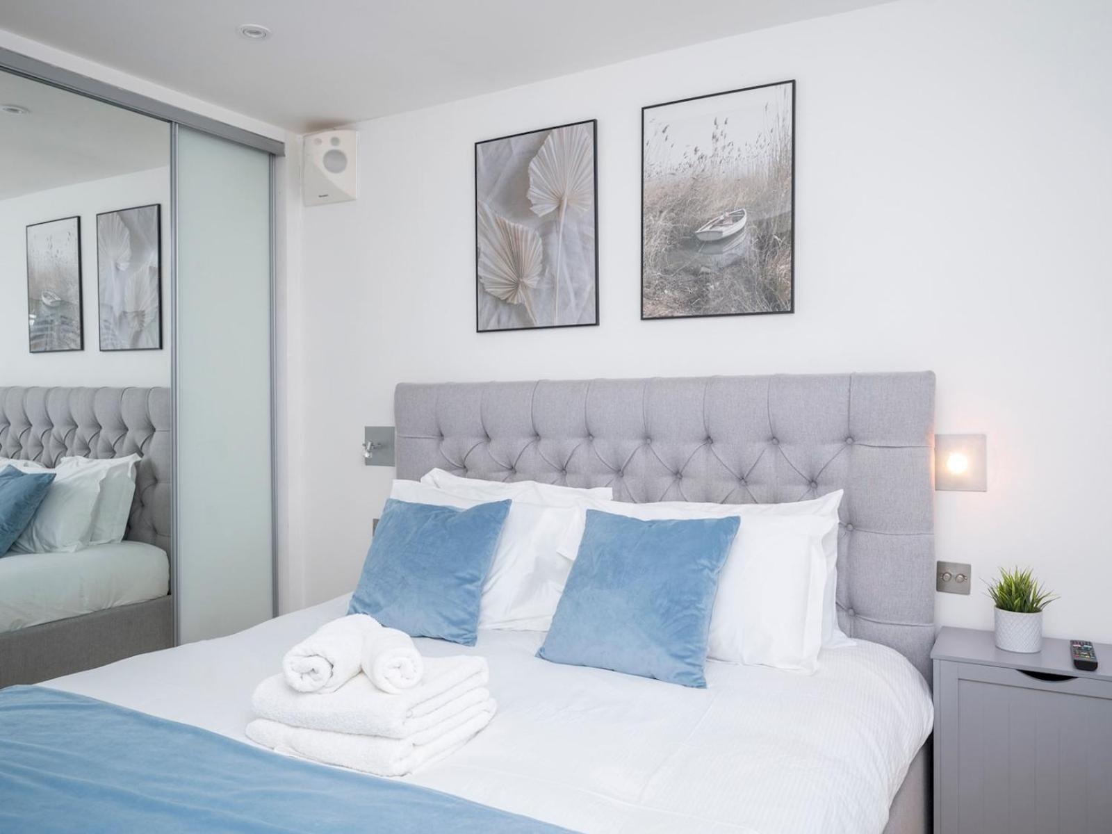 Pass The Keys Waterside House Wcentral Links And Parking London