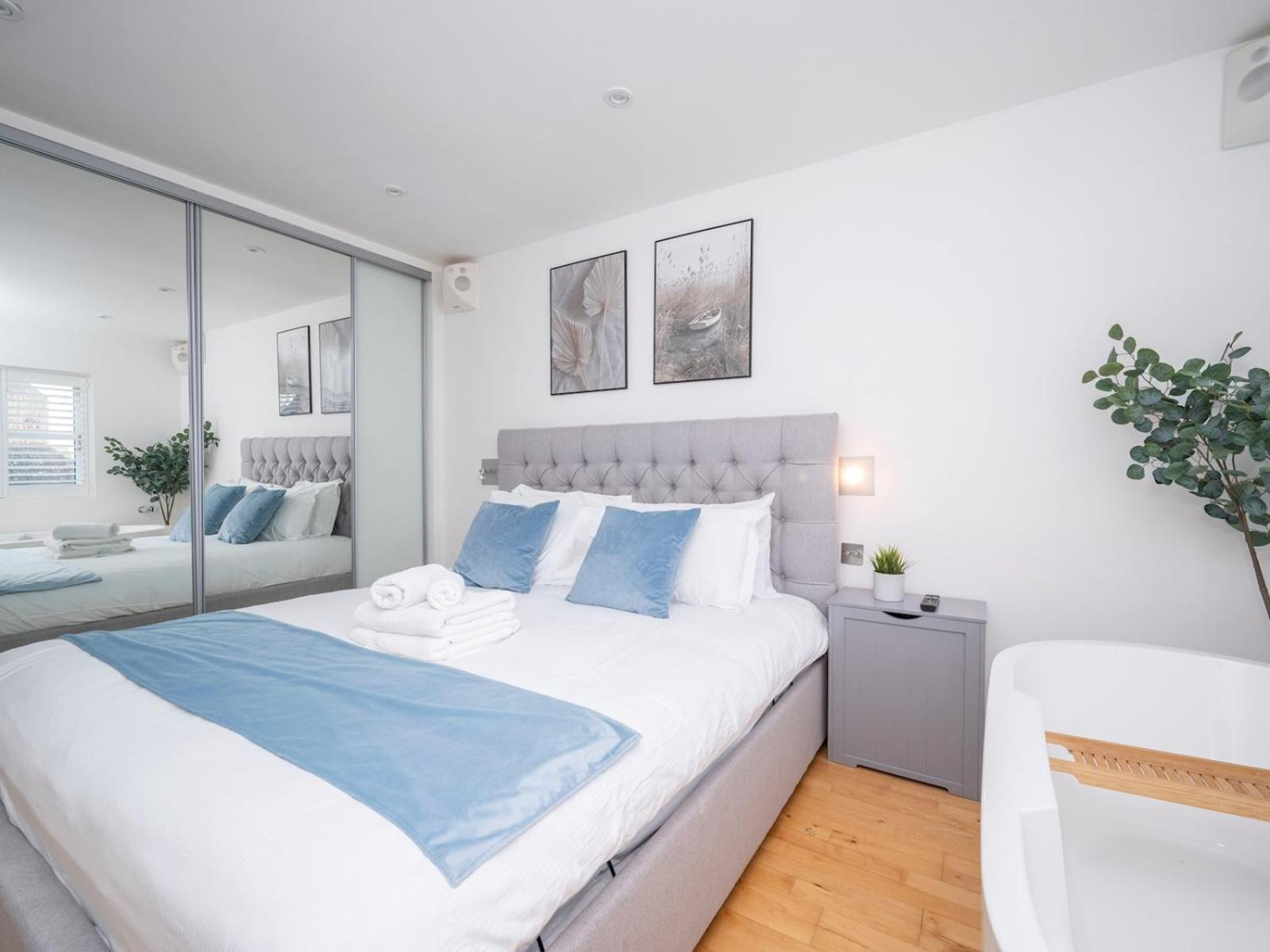 Pass The Keys Waterside House Wcentral Links And Parking Holiday home *