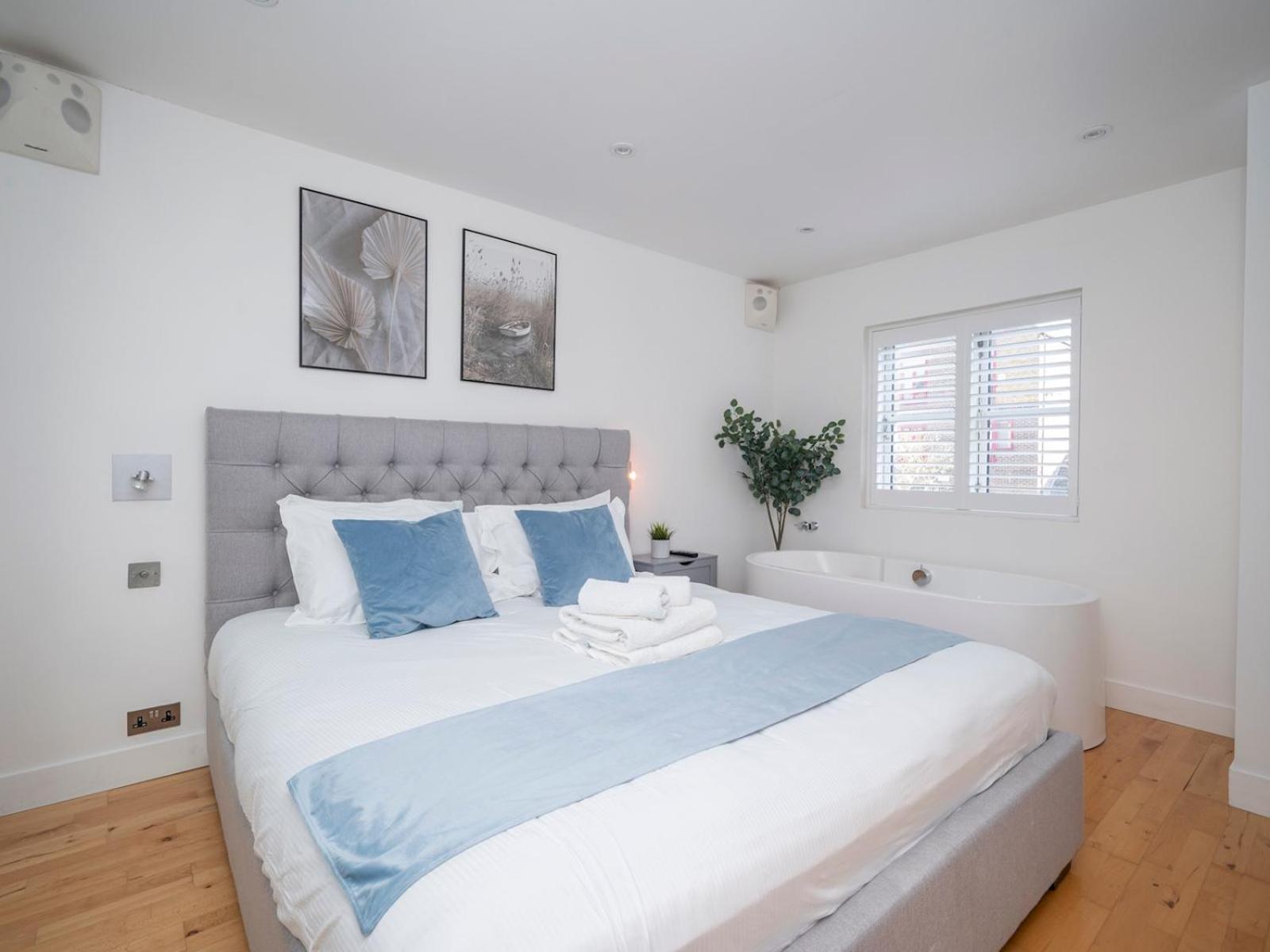 Holiday home Pass The Keys Waterside House Wcentral Links And Parking London
