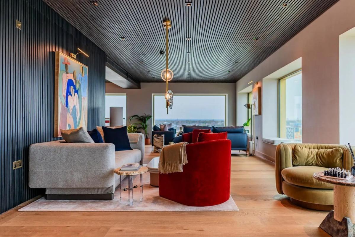 Luxury 1 Bed Riverside With Sky Lounge Apartment