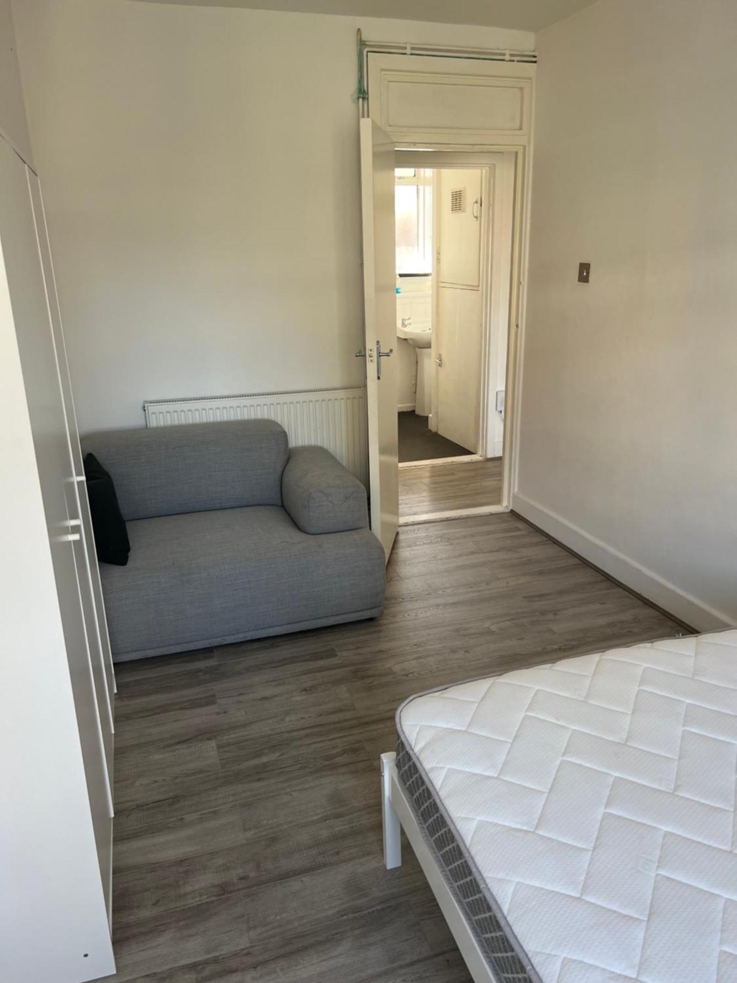 Break Flat E14 Apartment *