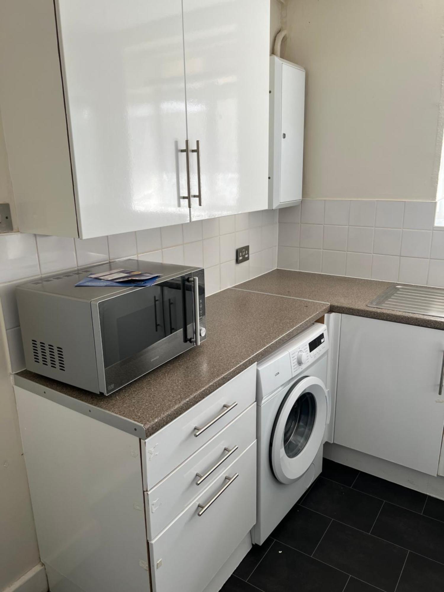 Break Flat E14 * London