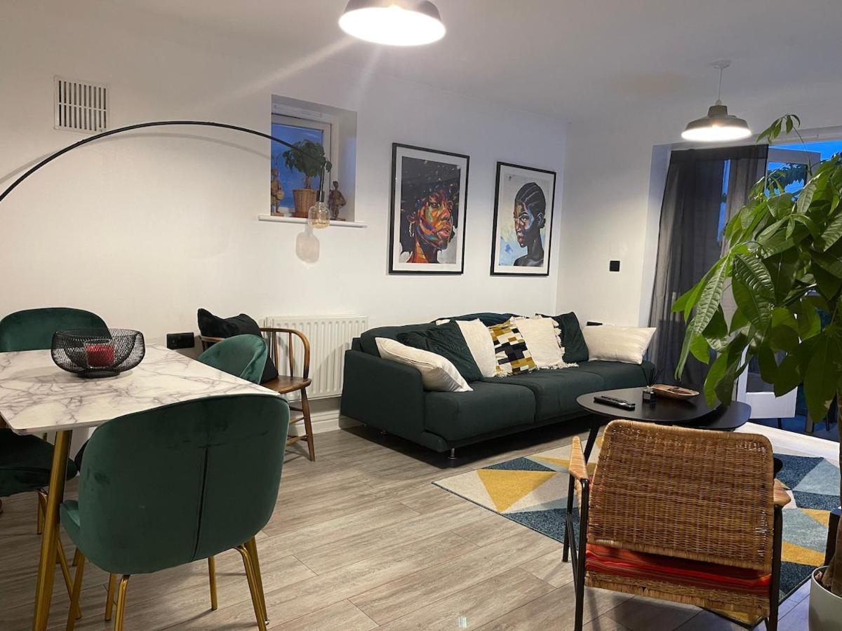 Lovely 2 Bedroom Flat With Free Parking And Wifi * London