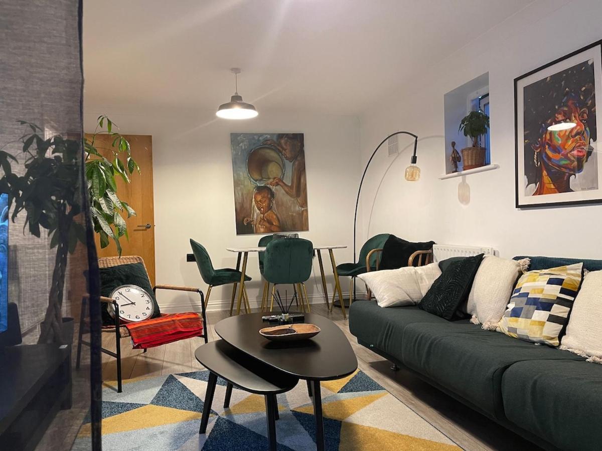 Lovely 2 Bedroom Flat With Free Parking And Wifi * London
