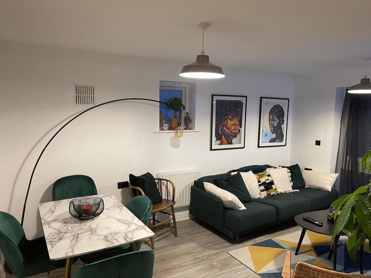 Lovely 2 Bedroom Flat With Free Parking And Wifi