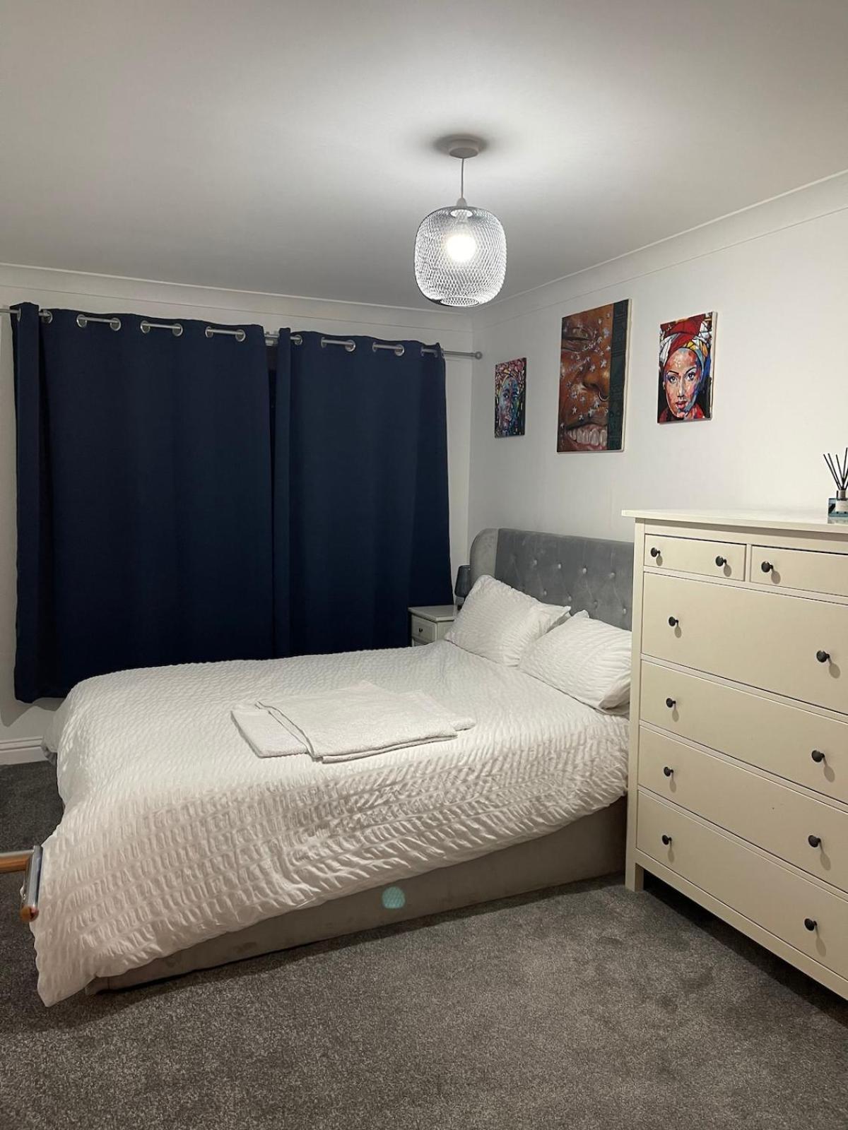 Lovely 2 Bedroom Flat With Free Parking And Wifi Apartment *
