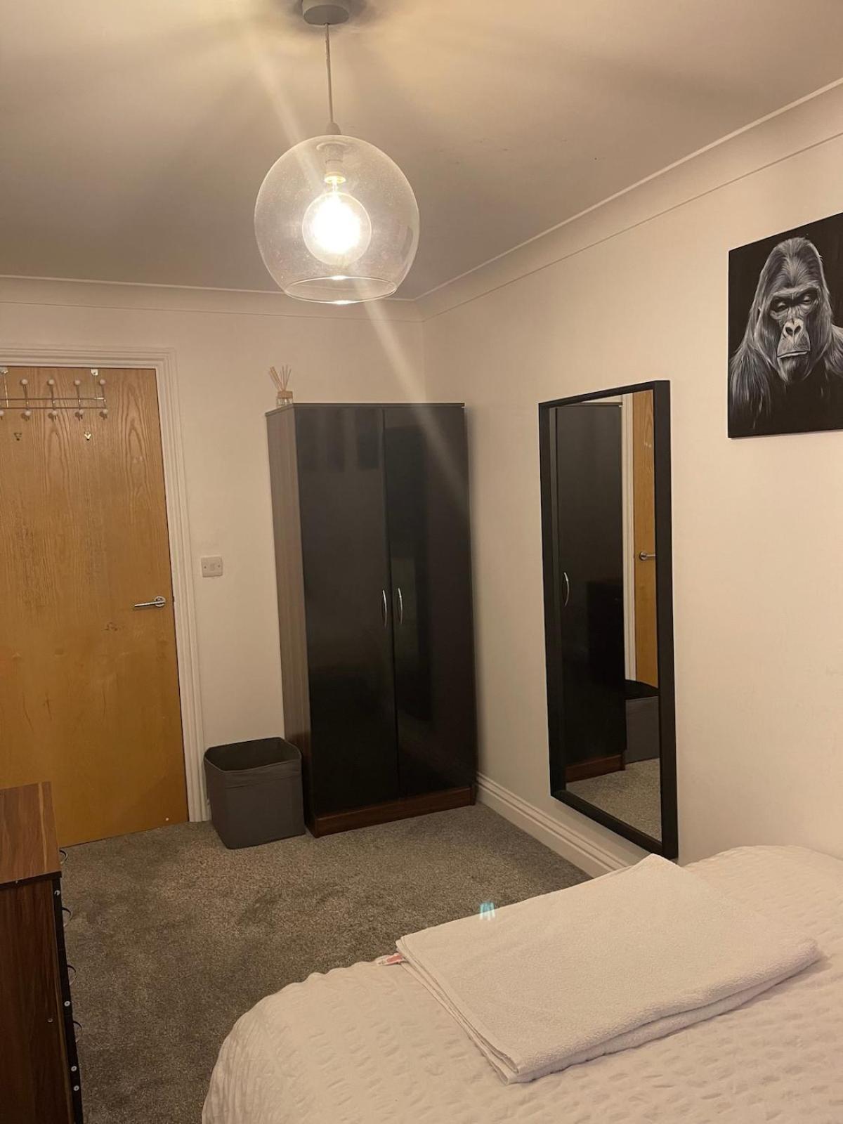 Lovely 2 Bedroom Flat With Free Parking And Wifi Apartment *