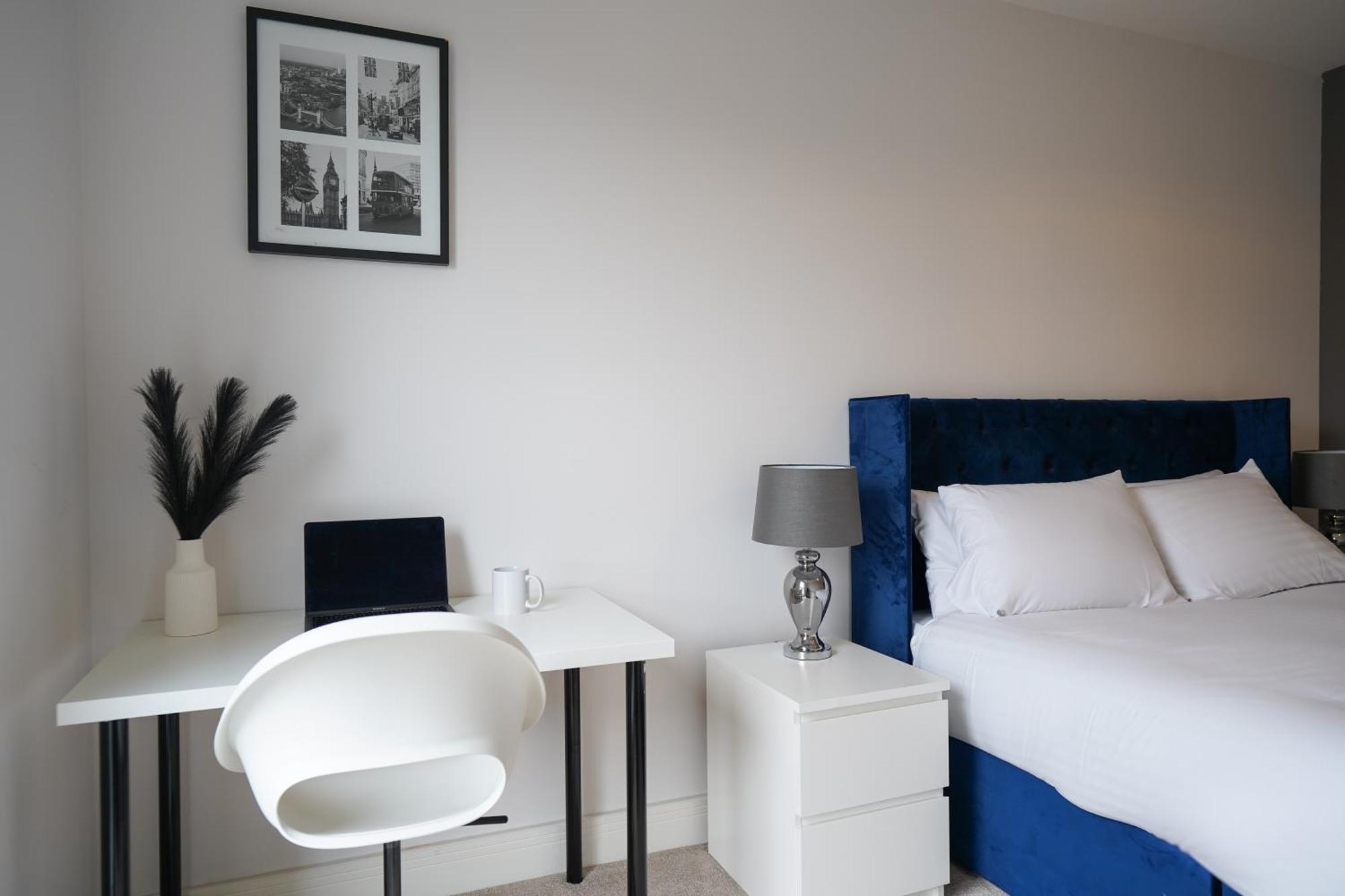 Serenity By The Water: 3 Bed 3 Bath West - Parking Apartment London
