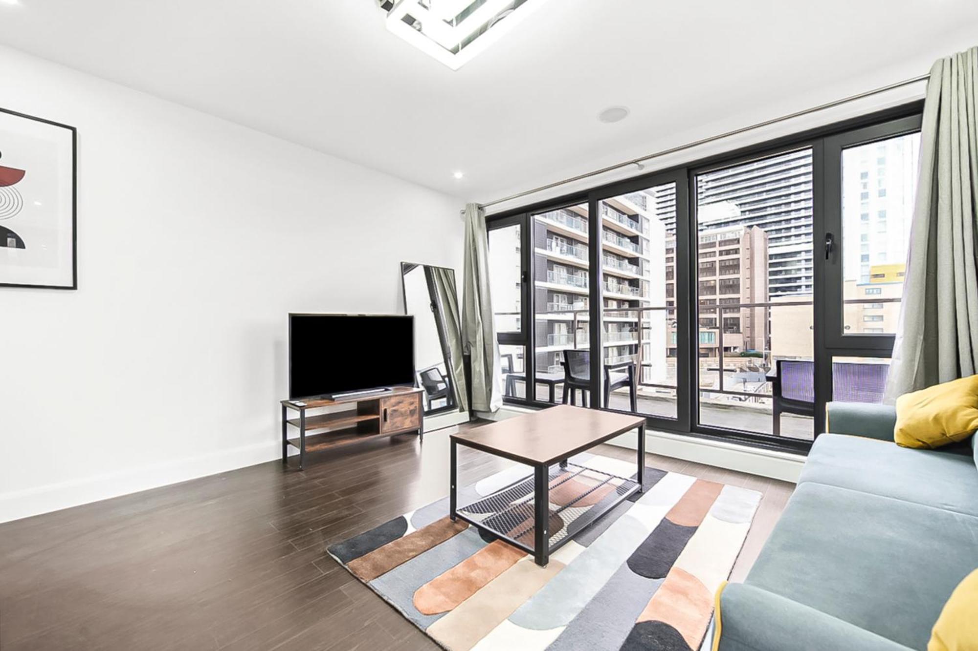 Large 2 Bed With Massive Balcony In Canary Wharf Apartment London