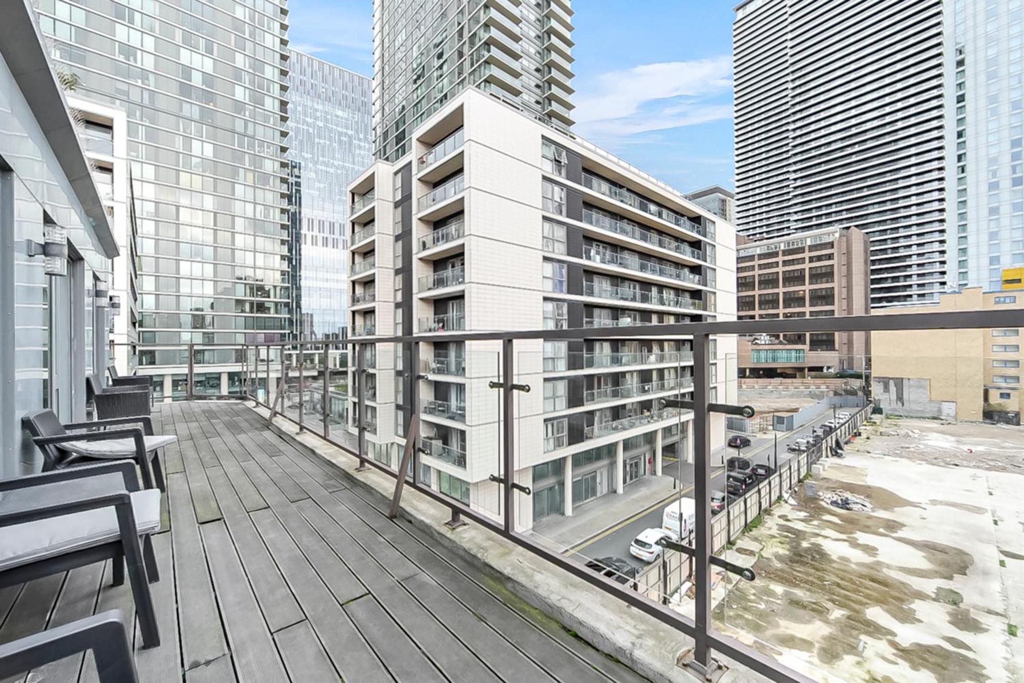Large 2 Bed With Massive Balcony In Canary Wharf Apartment