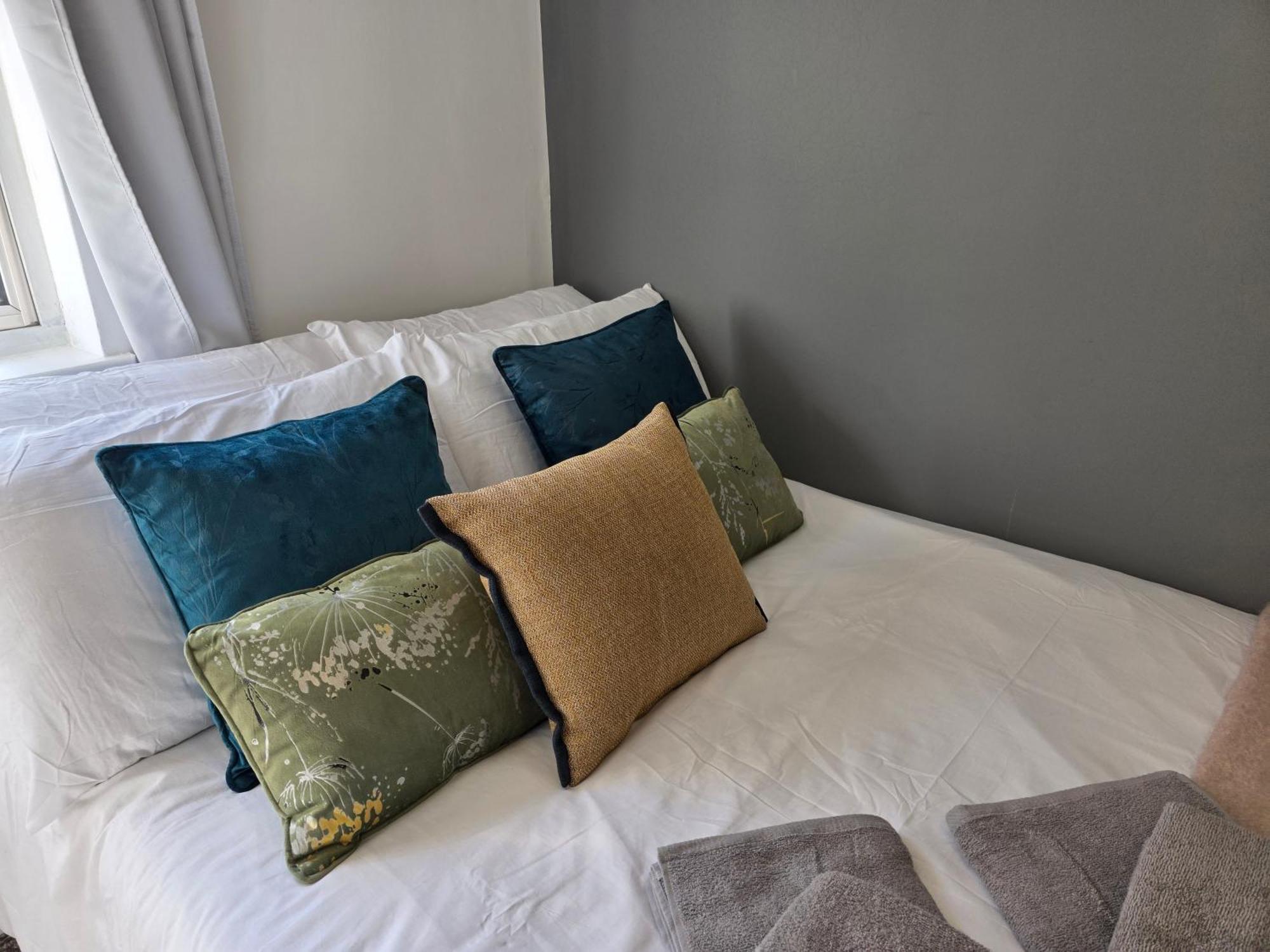 Spacious 4-Bed Home With Secured Parking Near Abba Arena, Stadium, Tube & In Bustling Zone 2 Apartment London