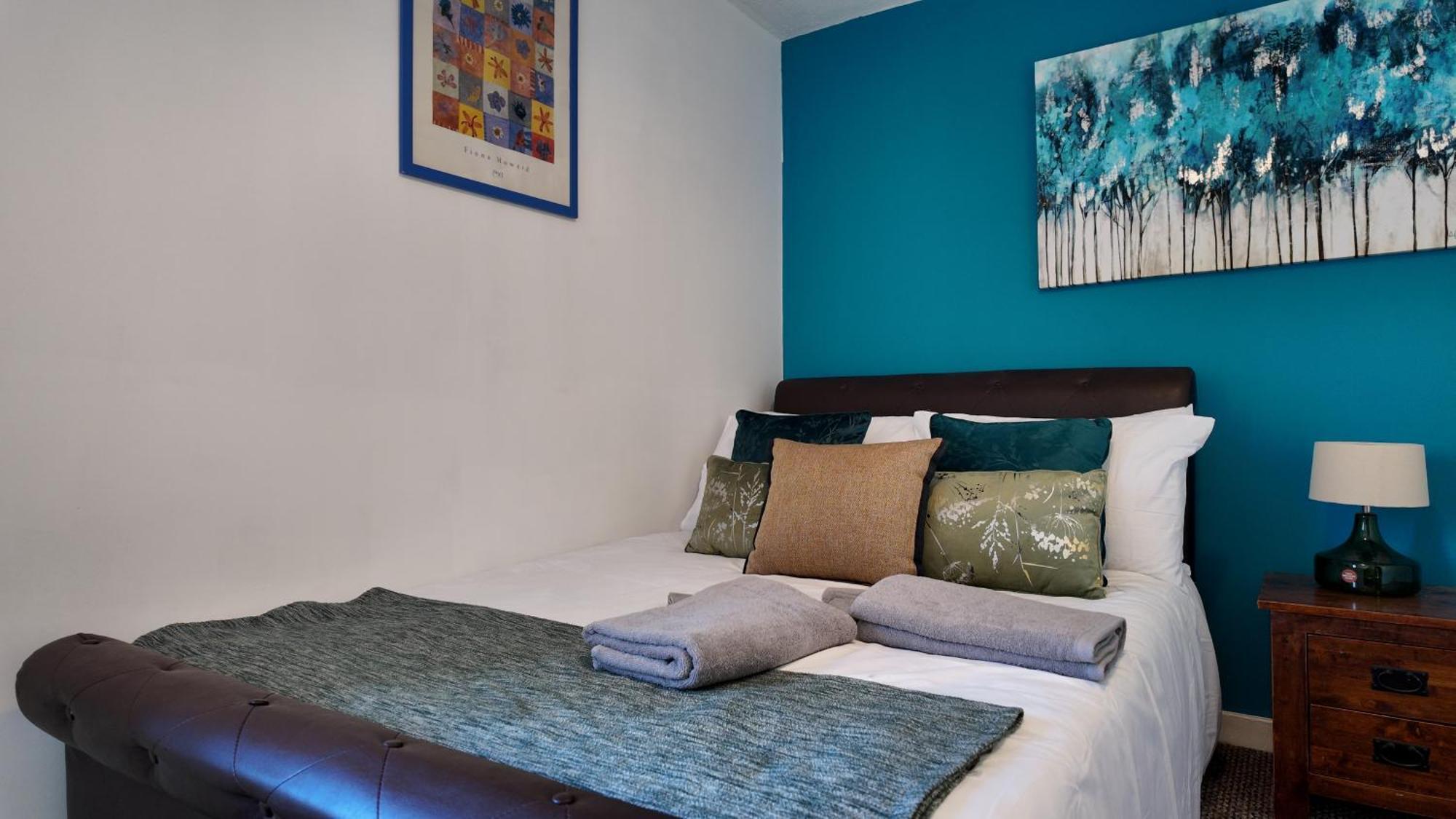 Spacious 4-Bed Home With Secured Parking Near Abba Arena, Stadium, Tube & In Bustling Zone 2