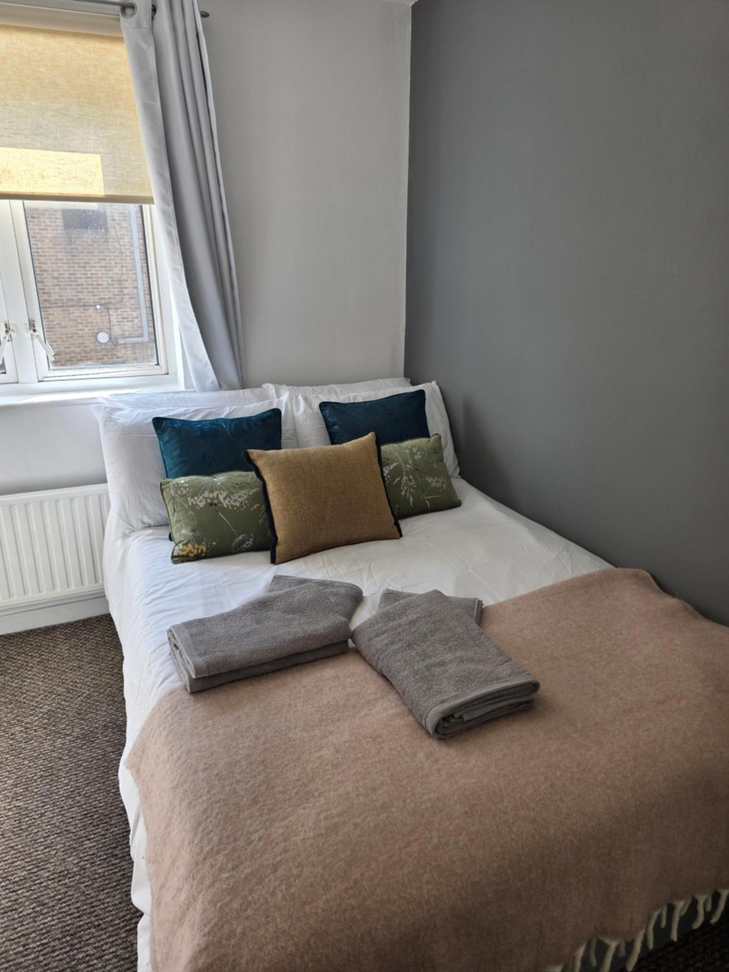 Apartment Spacious 4-Bed Home With Secured Parking Near Abba Arena, Stadium, Tube & In Bustling Zone 2 London