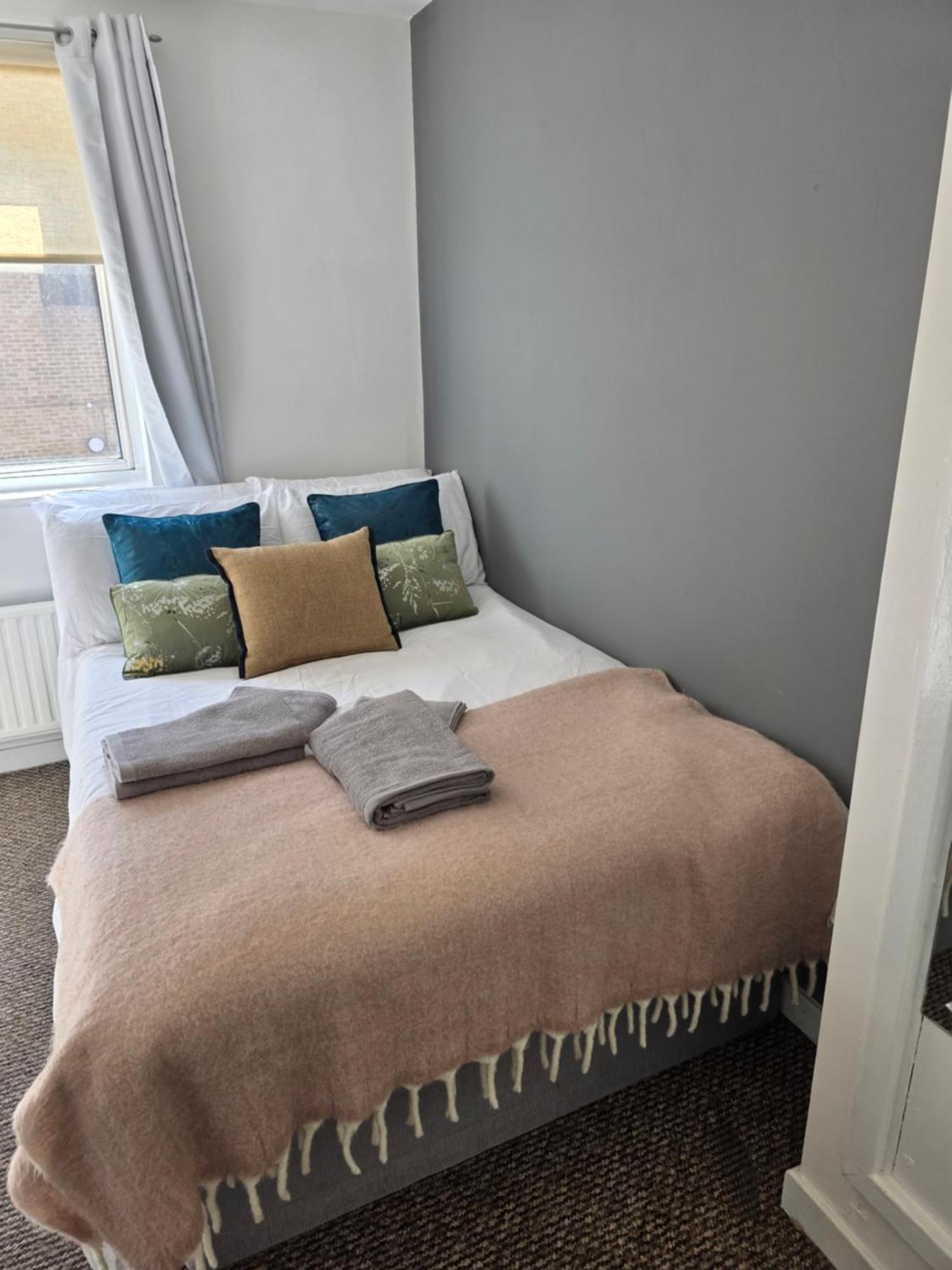 Apartment Spacious 4-Bed Home With Secured Parking Near Abba Arena, Stadium, Tube & In Bustling Zone 2 *