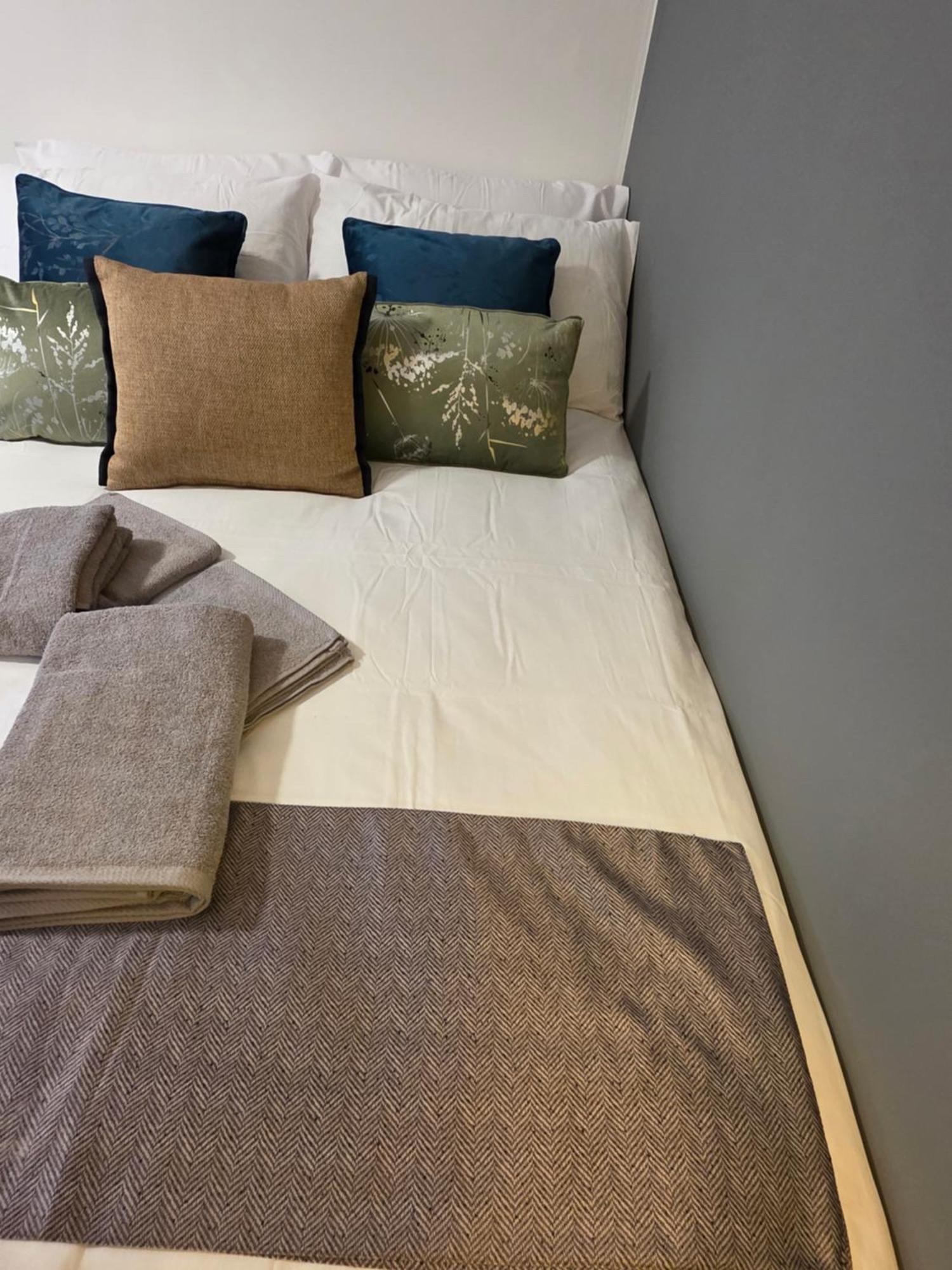 Spacious 4-Bed Home With Secured Parking Near Abba Arena, Stadium, Tube & In Bustling Zone 2 London