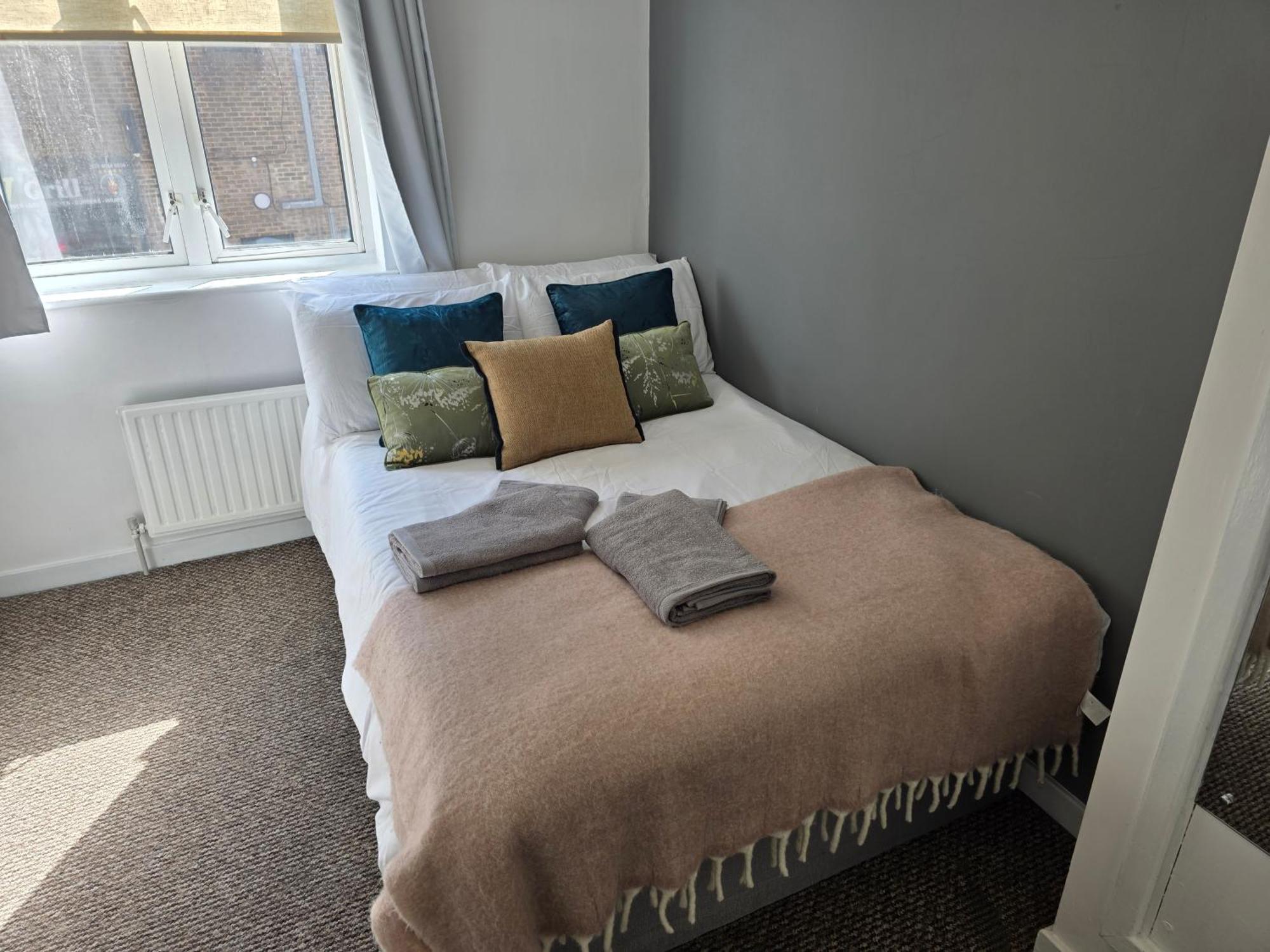 Spacious 4-Bed Home With Secured Parking Near Abba Arena, Stadium, Tube & In Bustling Zone 2 Apartment *