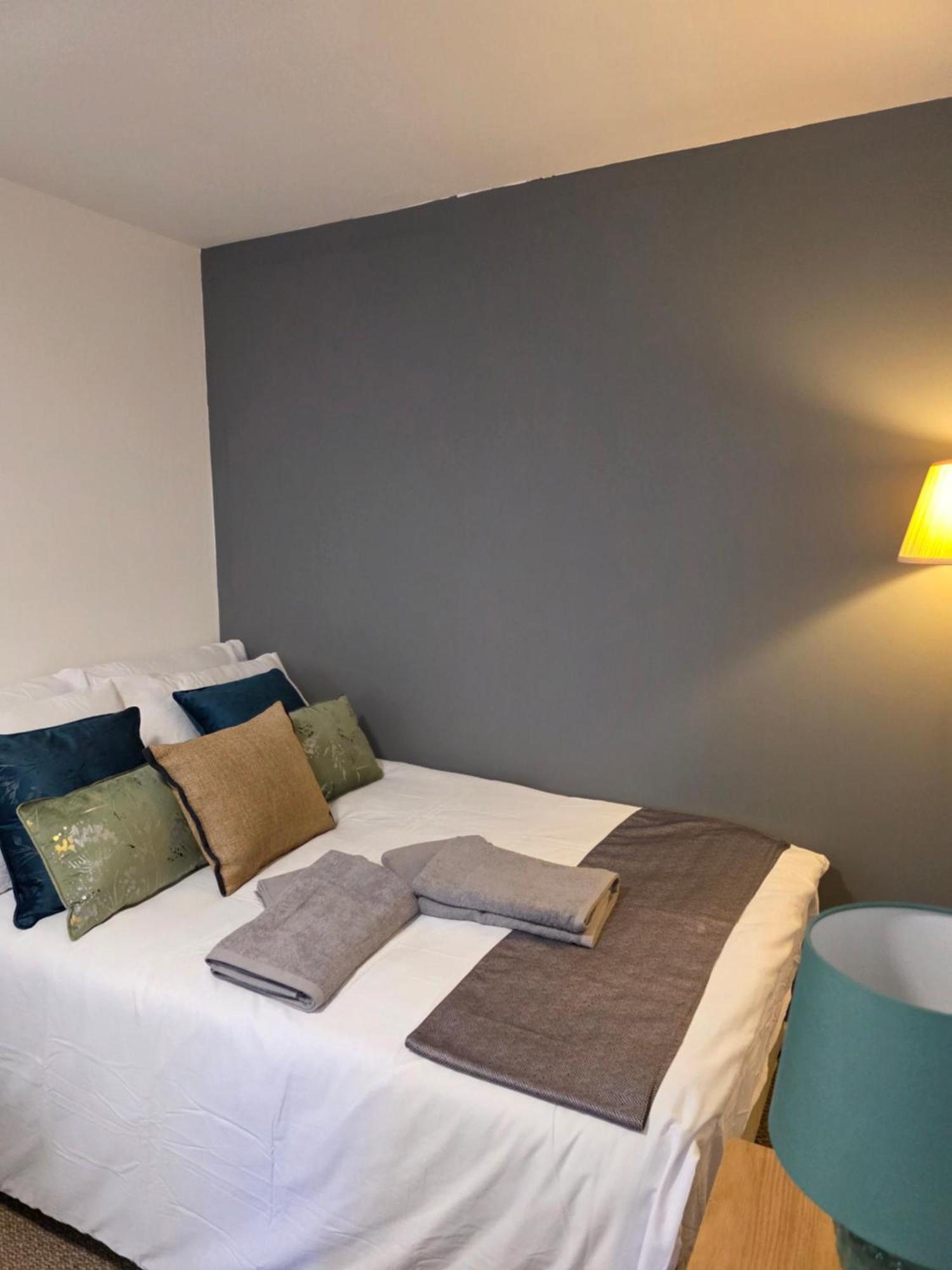Apartment Spacious 4-Bed Home With Secured Parking Near Abba Arena, Stadium, Tube & In Bustling Zone 2
