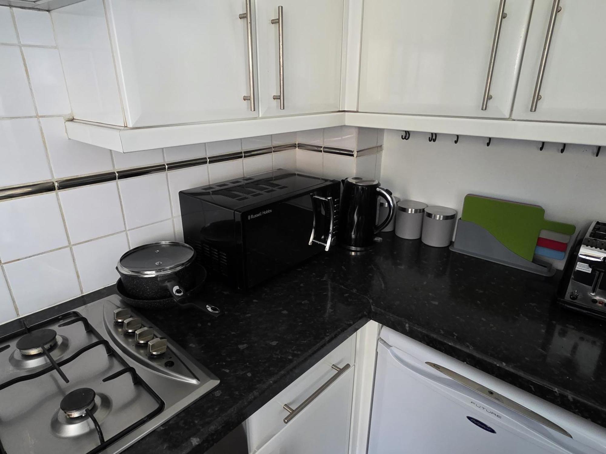 Spacious 4-Bed Home With Secured Parking Near Abba Arena, Stadium, Tube & In Bustling Zone 2 Apartment