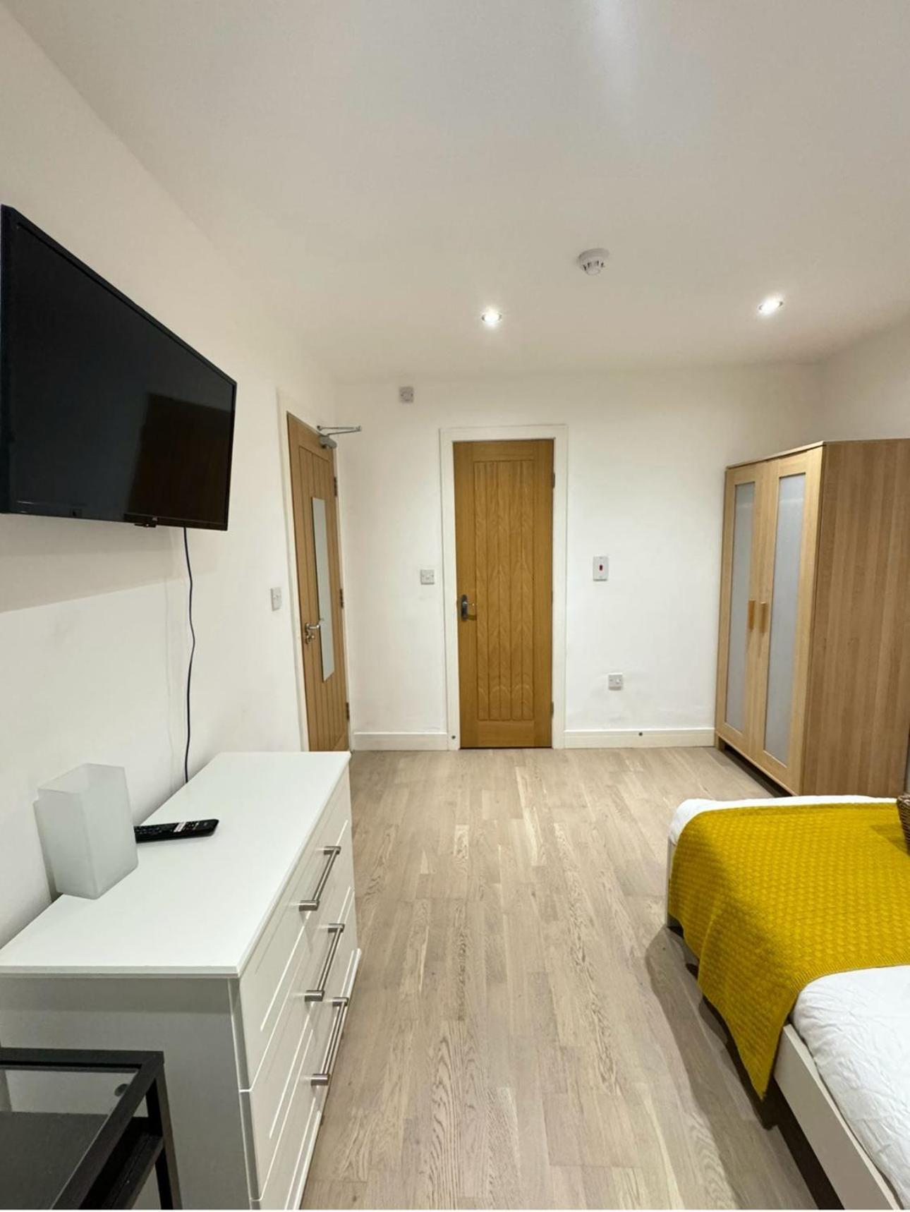 Elitestay Private En-suite Stratford Centre Bed & Breakfast