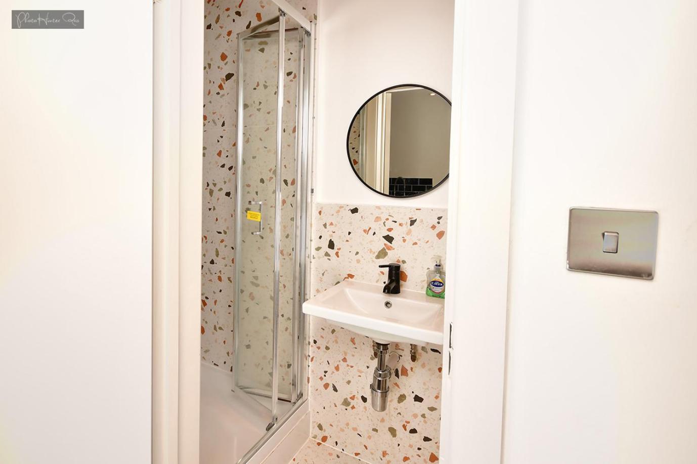 Morden Stratford 1 With Shared Bathroom Guest house *
