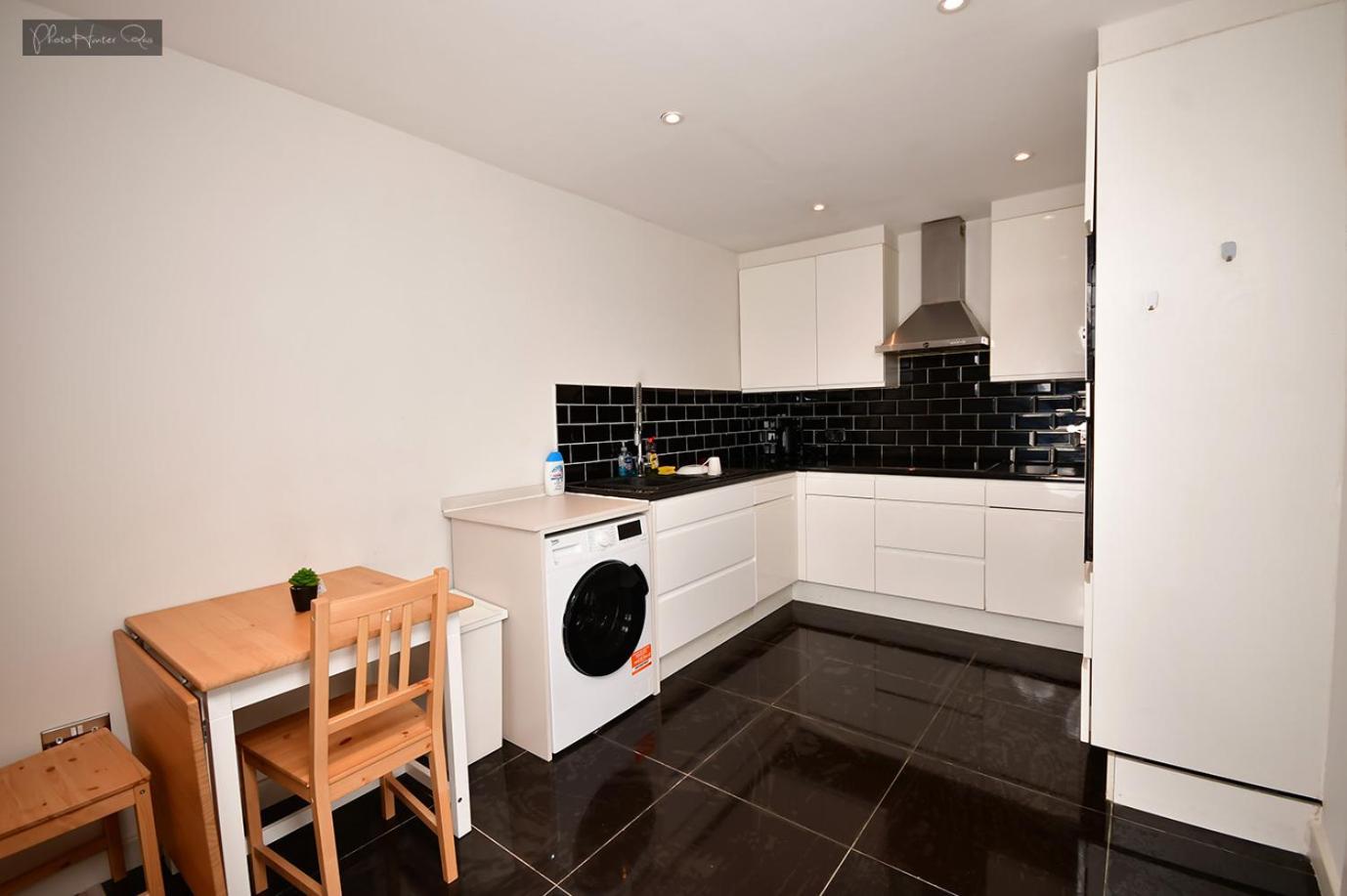 Morden Stratford 1 With Shared Bathroom