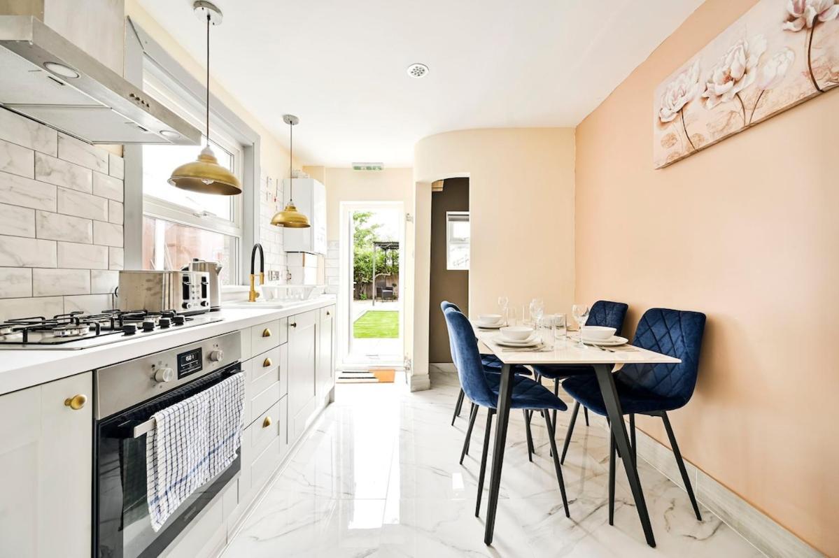 Ferienhaus Cozy 3 Bed In London, Free Parking, Sleeps 8! *