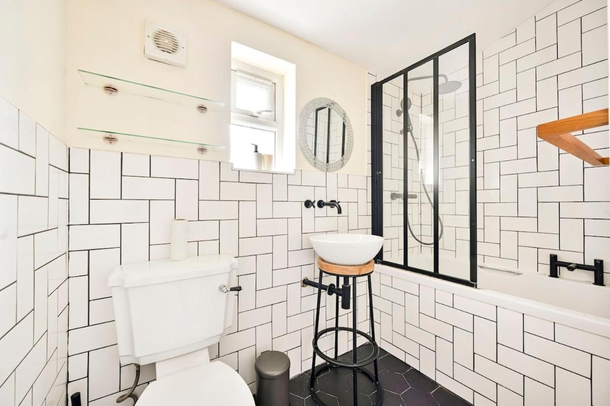 Ferienhaus Cozy 3 Bed In London, Free Parking, Sleeps 8!