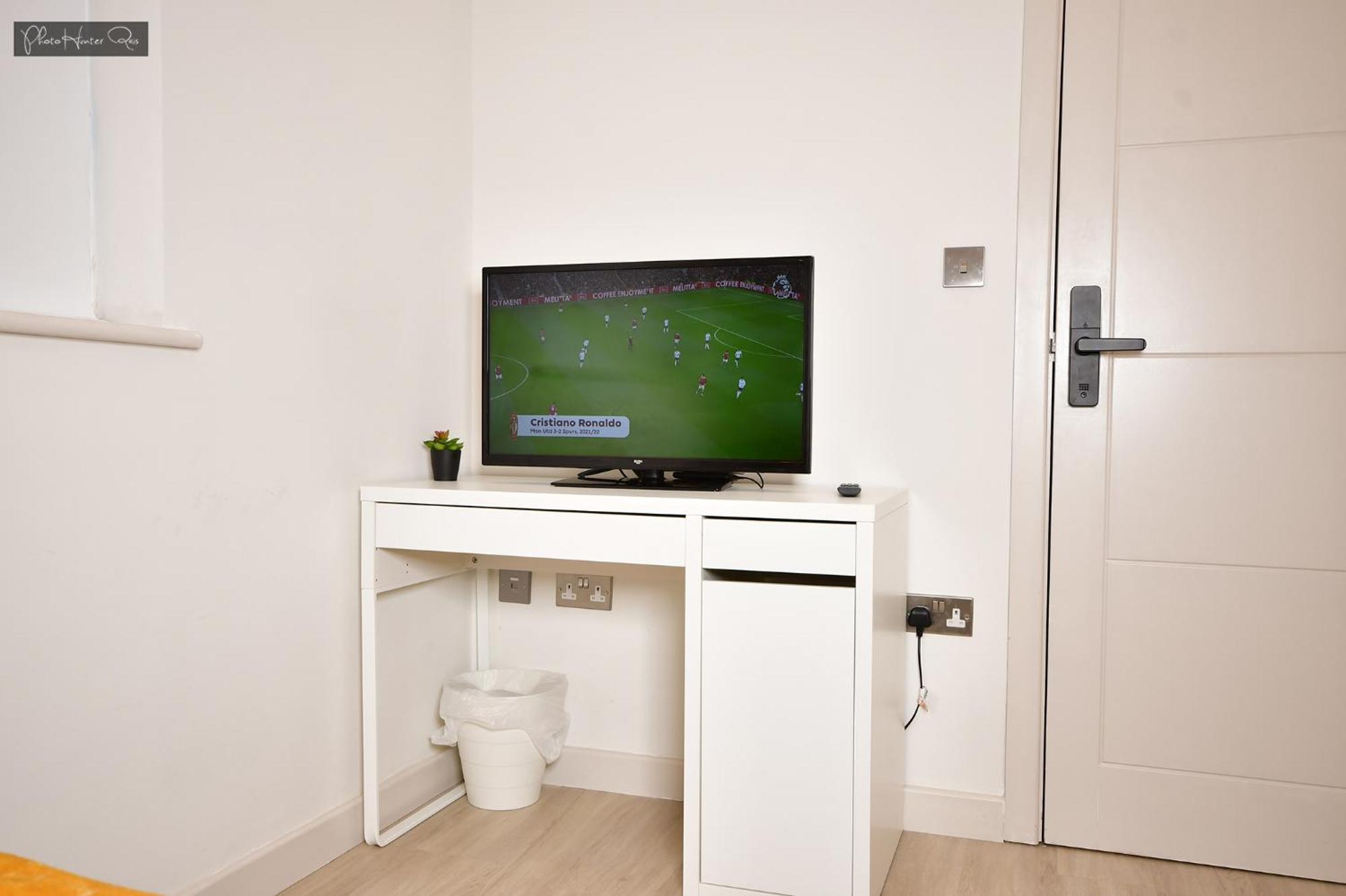 Morden Stratford 1 With Shared Bathroom *