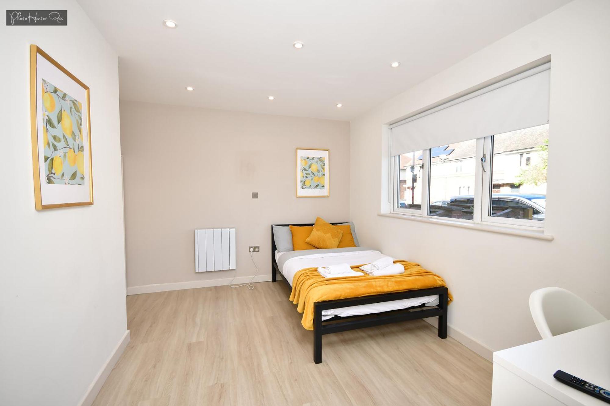 Morden Stratford 1 With Shared Bathroom