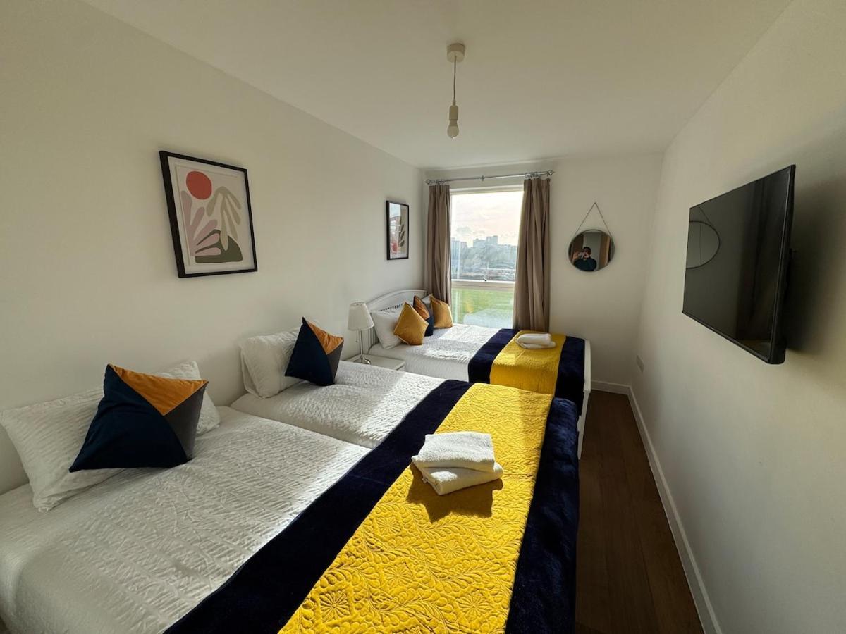 Apartment Amazing Riverview 3bedrooms, 2bathrooms, Balcony, Parking London