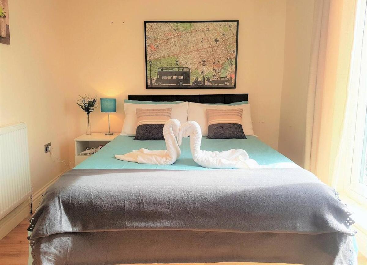 Comfortable One Bedroom Flat In Apartment *