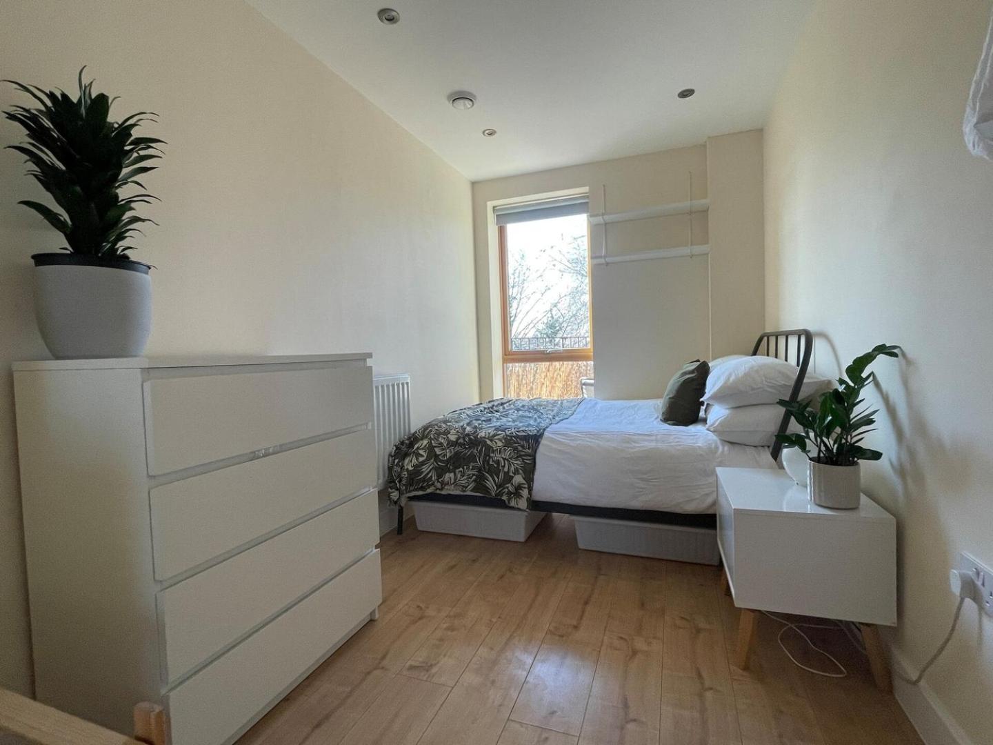 Сasa de vacaciones Beautiful Bright 3-bed Next To Station *