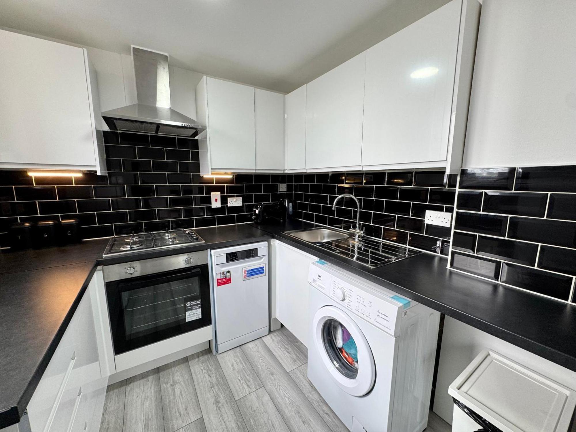 Amazing Riverview 3bedrooms, 2bathrooms, Balcony, Parking Apartment London