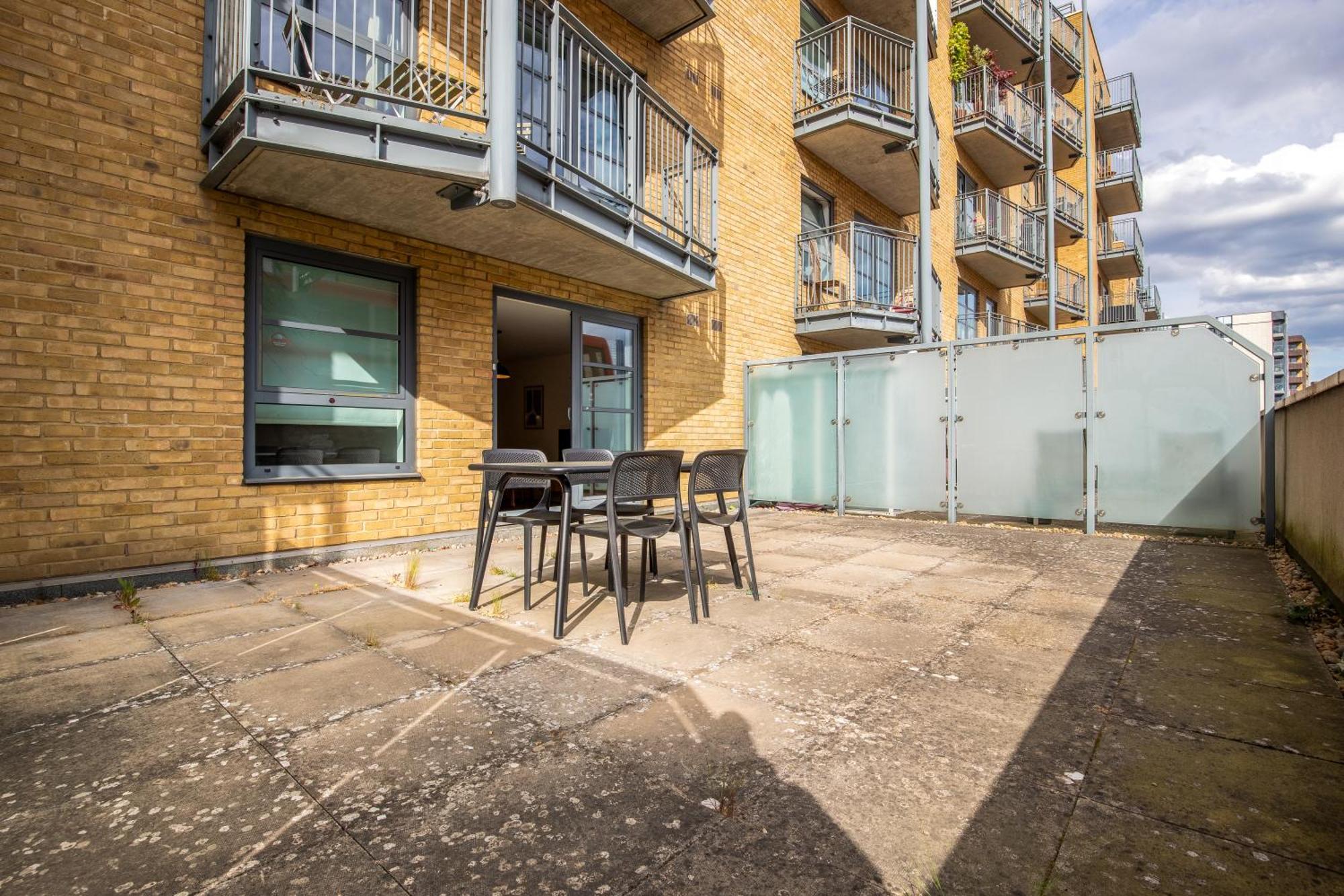 Londwell, & Limehouse Balcony - Views Apartment London