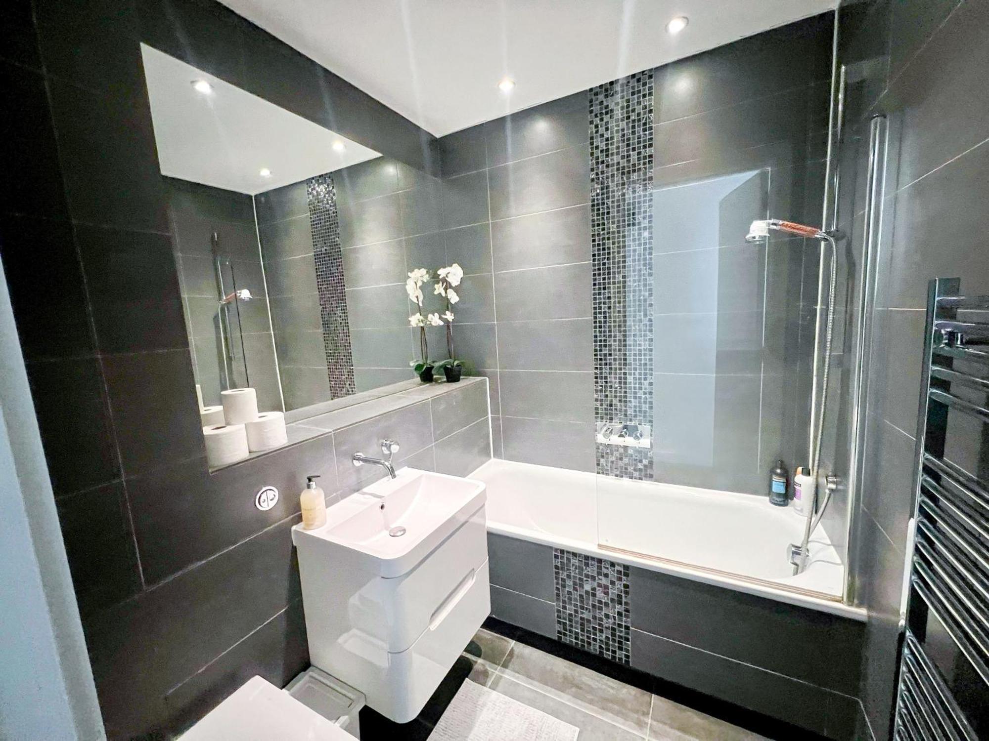 Apartment Sleek 3-bedroom Flat With Lift & Wi-fi In Southwark, Borough Near The Shard