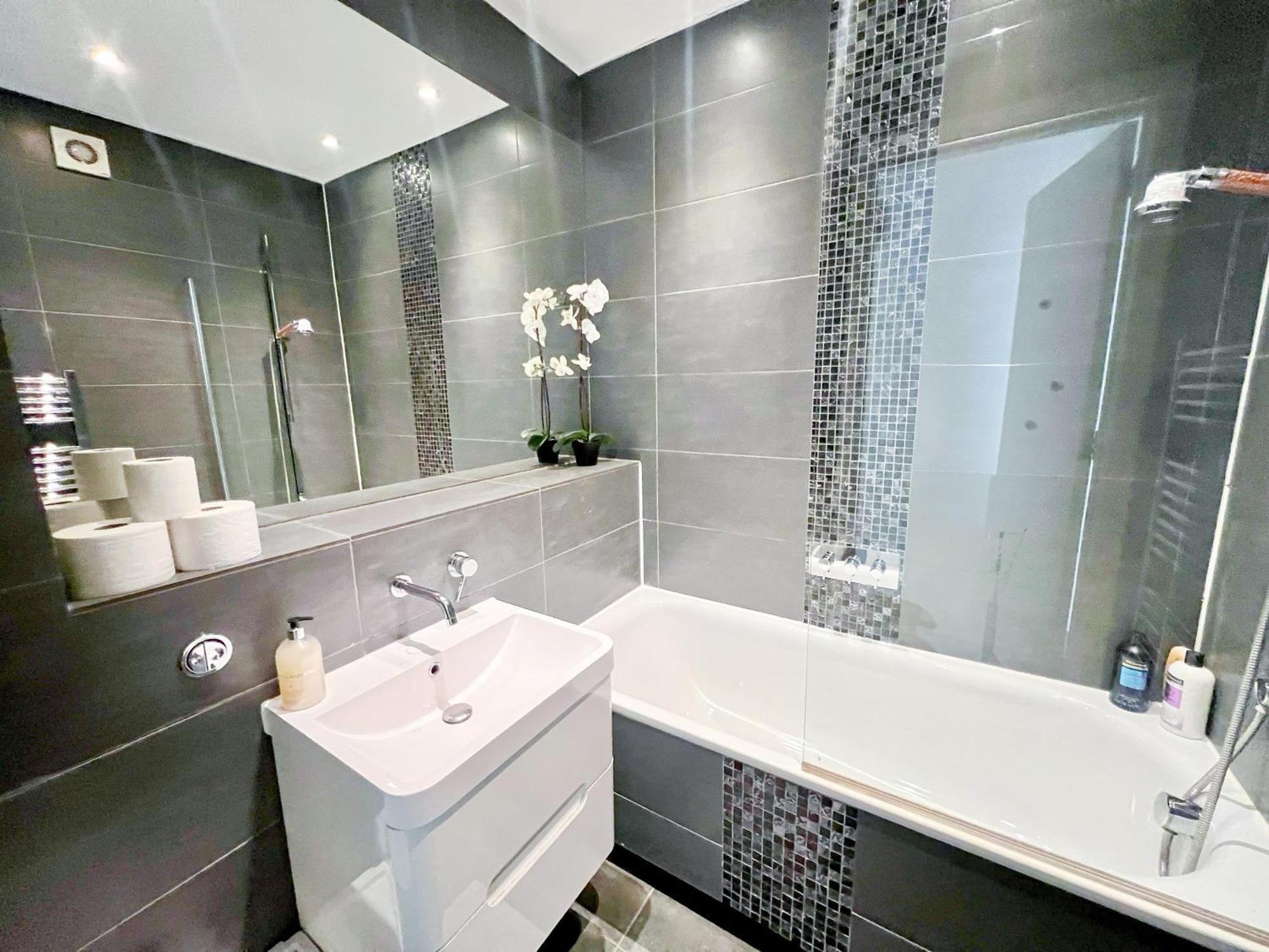 Apartment Sleek 3-bedroom Flat With Lift & Wi-fi In Southwark, Borough Near The Shard London