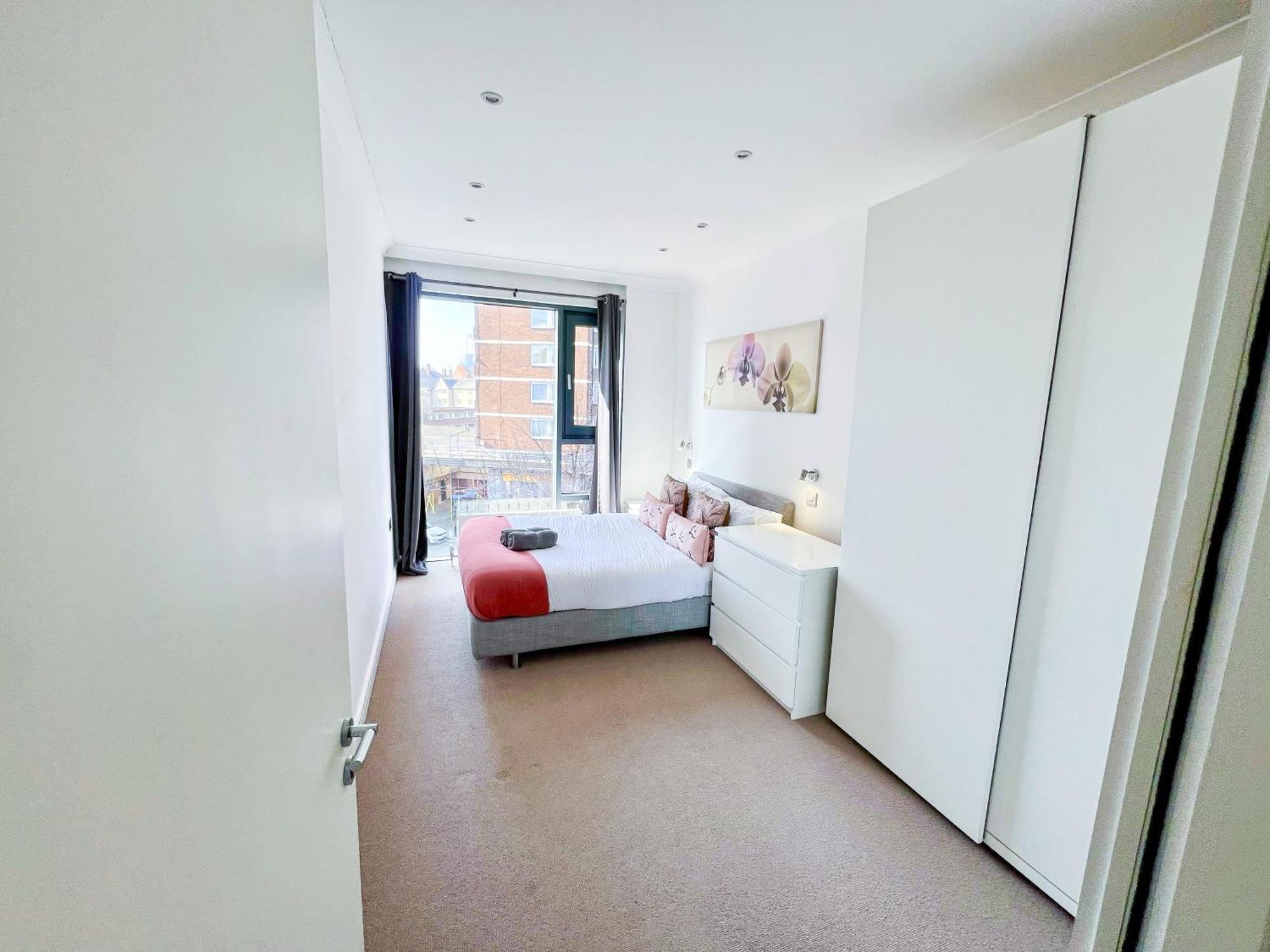 Sleek 3-bedroom Flat With Lift & Wi-fi In Southwark, Borough Near The Shard London