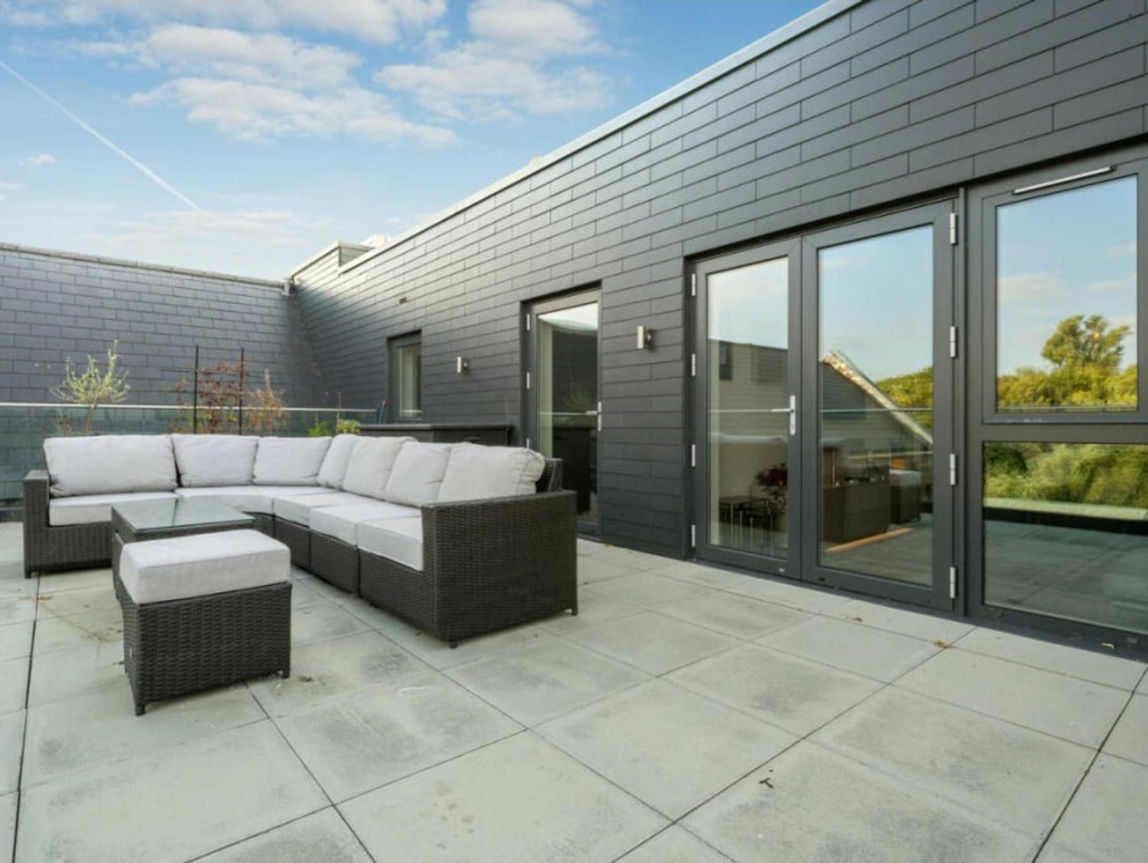 Apartment Serenity By The Water: 3 Bed 3 Bath West - Parking London